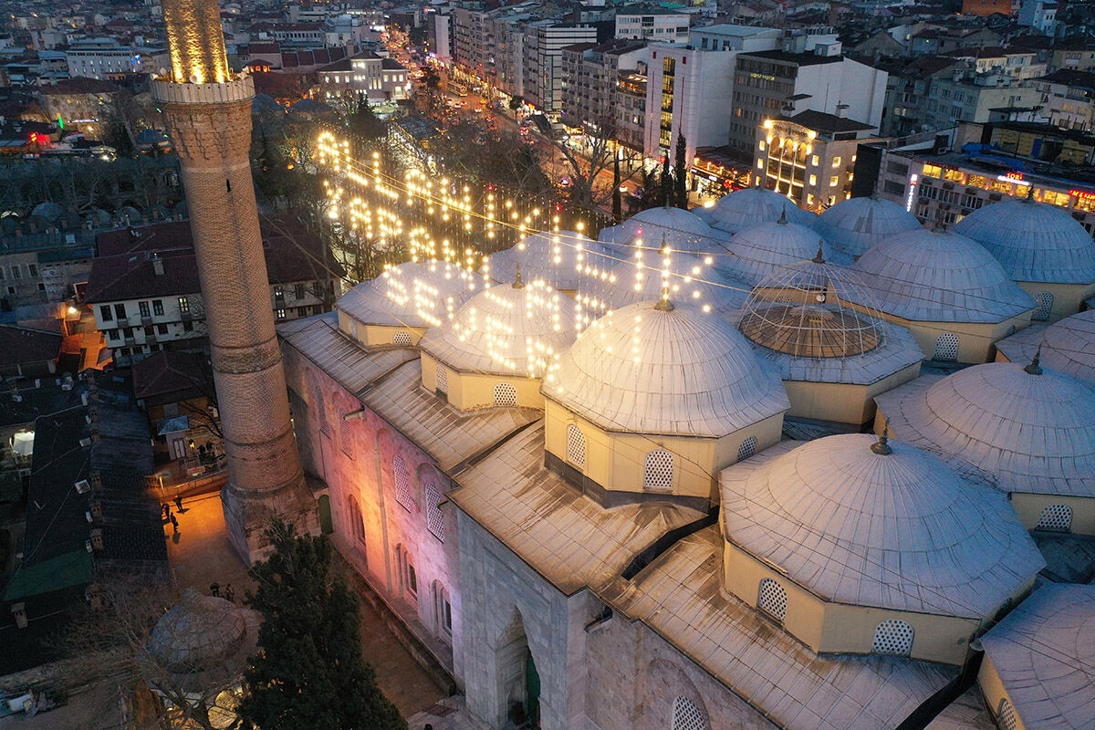 Bir Osmanlı geleneği! Bursa Ulu Cami de ramazana gül suyuyla hazırlandı Bir Osmanlı geleneği! Bursa Ulu Cami de ramazana gül suyuyla yıkandı - 1. Resim