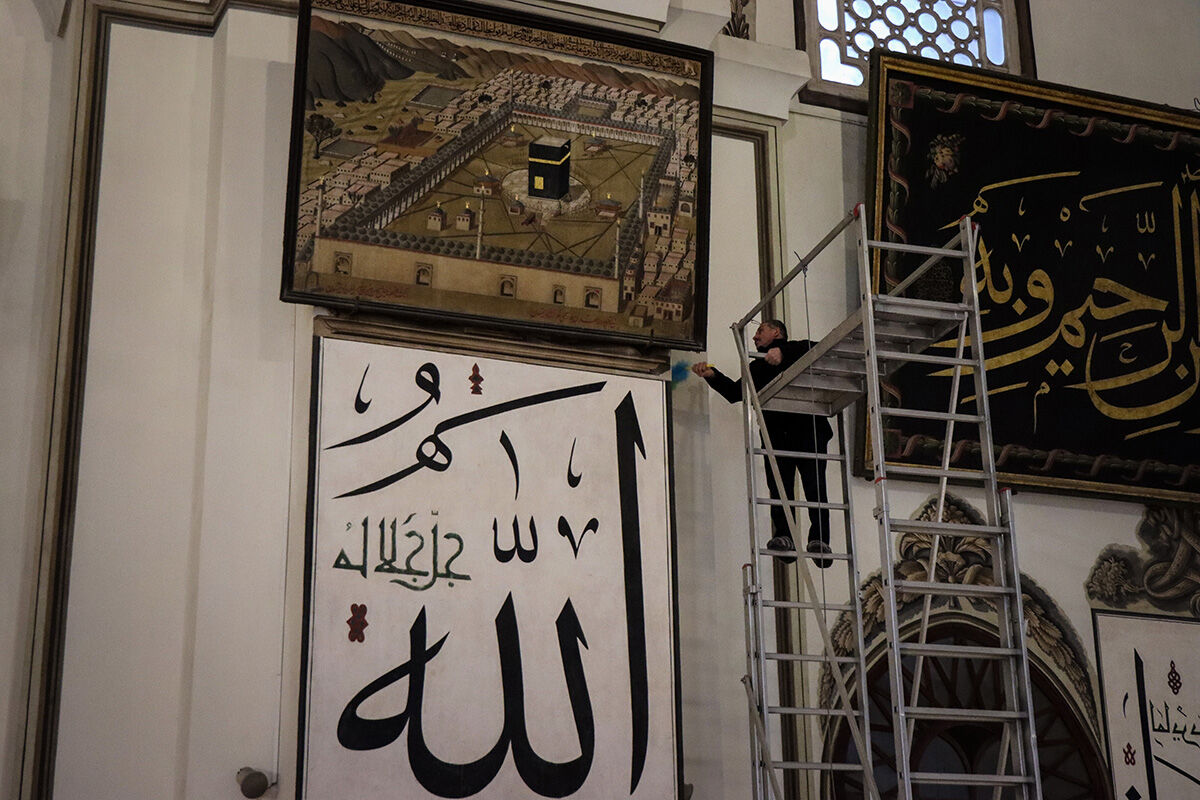 Bir Osmanlı geleneği! Bursa Ulu Cami de ramazana gül suyuyla hazırlandı Bir Osmanlı geleneği! Bursa Ulu Cami de ramazana gül suyuyla yıkandı - 11. Resim