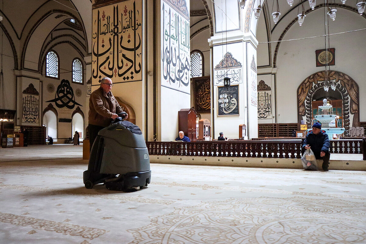 Bir Osmanlı geleneği! Bursa Ulu Cami de ramazana gül suyuyla hazırlandı Bir Osmanlı geleneği! Bursa Ulu Cami de ramazana gül suyuyla yıkandı - 12. Resim