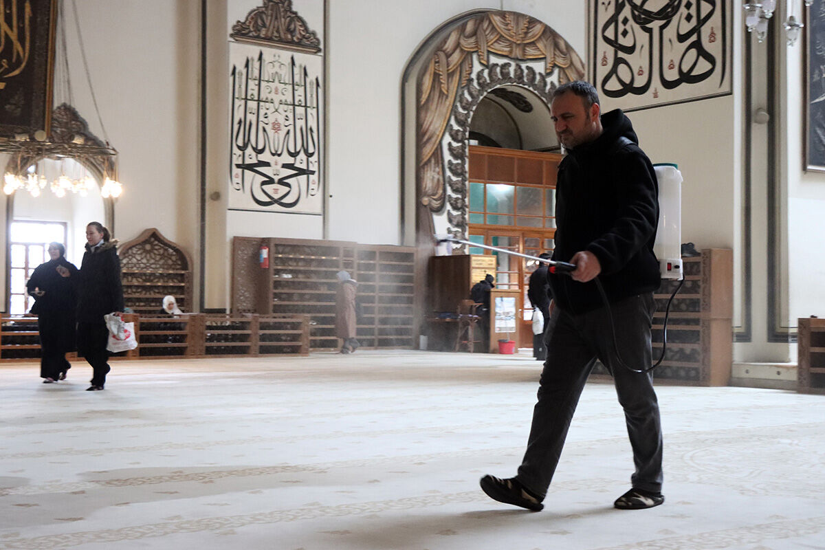 Bir Osmanlı geleneği! Bursa Ulu Cami de ramazana gül suyuyla hazırlandı Bir Osmanlı geleneği! Bursa Ulu Cami de ramazana gül suyuyla yıkandı - 3. Resim
