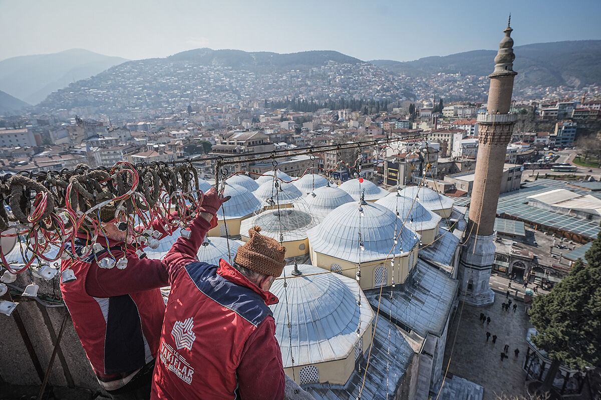 Bir Osmanlı geleneği! Bursa Ulu Cami de ramazana gül suyuyla hazırlandı Bir Osmanlı geleneği! Bursa Ulu Cami de ramazana gül suyuyla yıkandı - 7. Resim