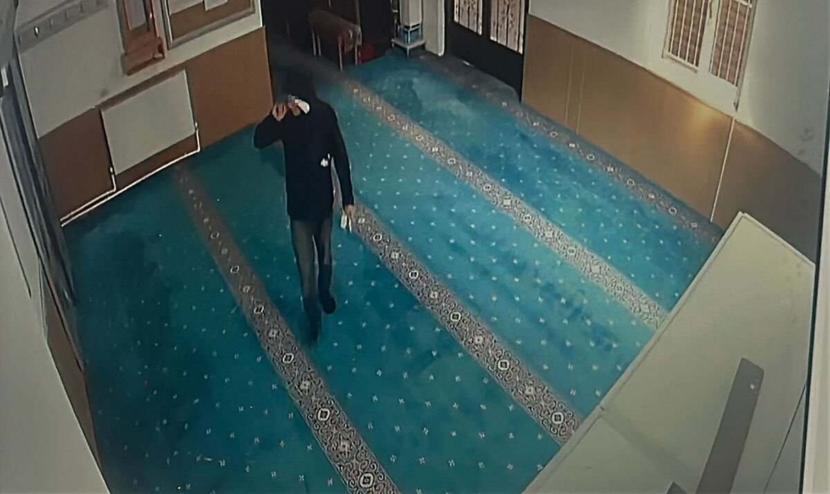 Camide garip hırsızlık! Su sebili parasını çalarken mevlid kekine dayanamadı - 2. Resim