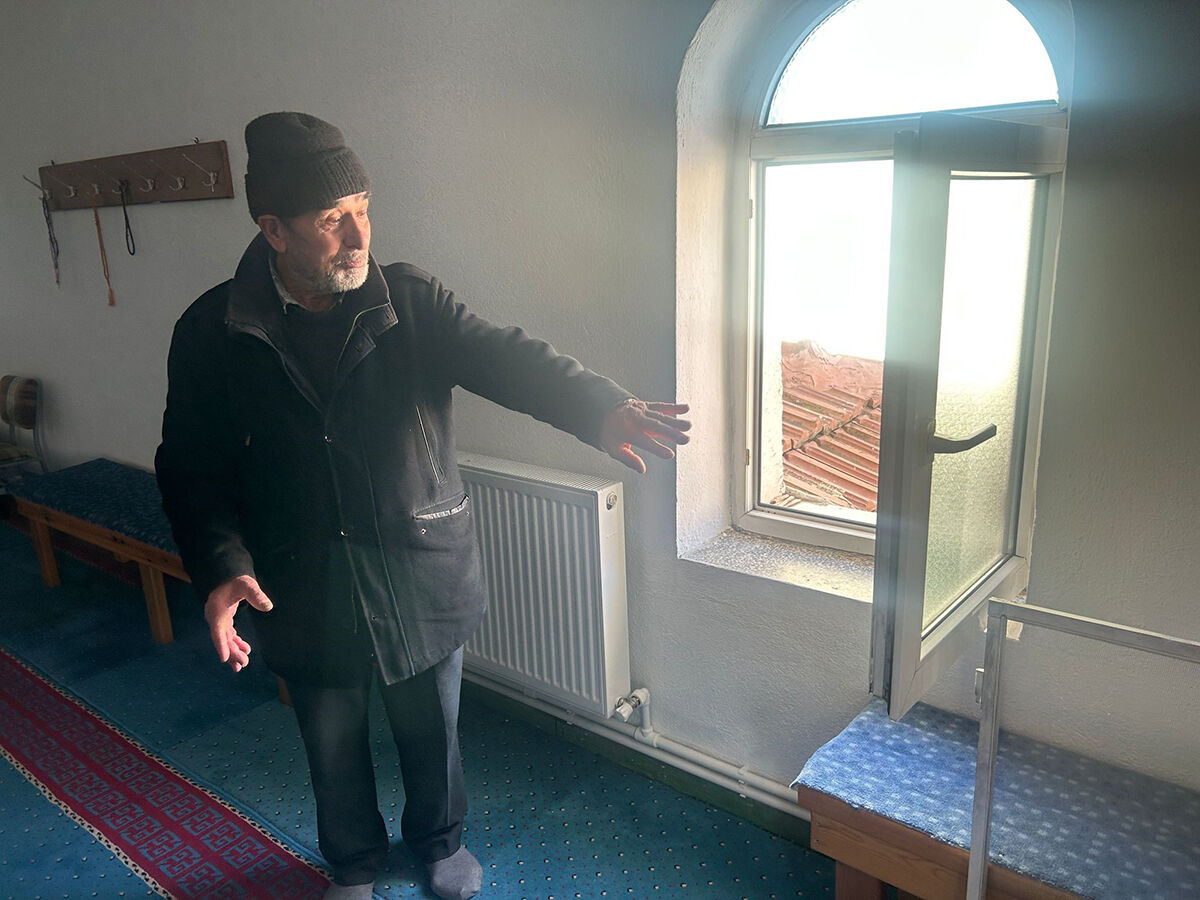 Camide garip hırsızlık! Su sebili parasını çalarken mevlid kekine dayanamadı - 1. Resim