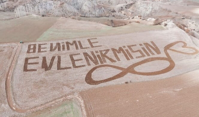 Çiftçi damattan ilginç evlilik teklifi! Traktörle tarlaya yazdı, 'evet'i kaptı Çiftçi damattan ilginç evlilik teklifi! Traktörle tarlaya yazdı, 'evet'i kaptı - 1. Resim
