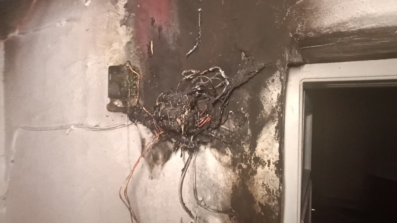 Elektrik sayacı patladı! Komşunun müdahalesi faciayı engelledi Elektrik sayacı patladı! Komşunun müdahalesi faciayı engelledi - 1. Resim