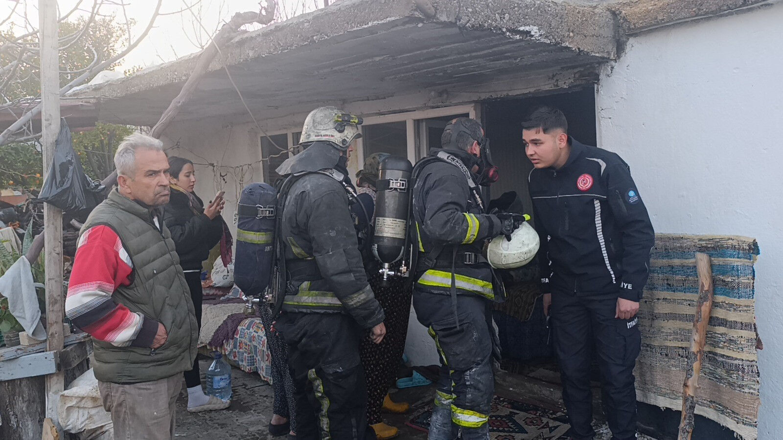 Elektrik sayacı patladı! Komşunun müdahalesi faciayı engelledi Elektrik sayacı patladı! Komşunun müdahalesi faciayı engelledi - 2. Resim