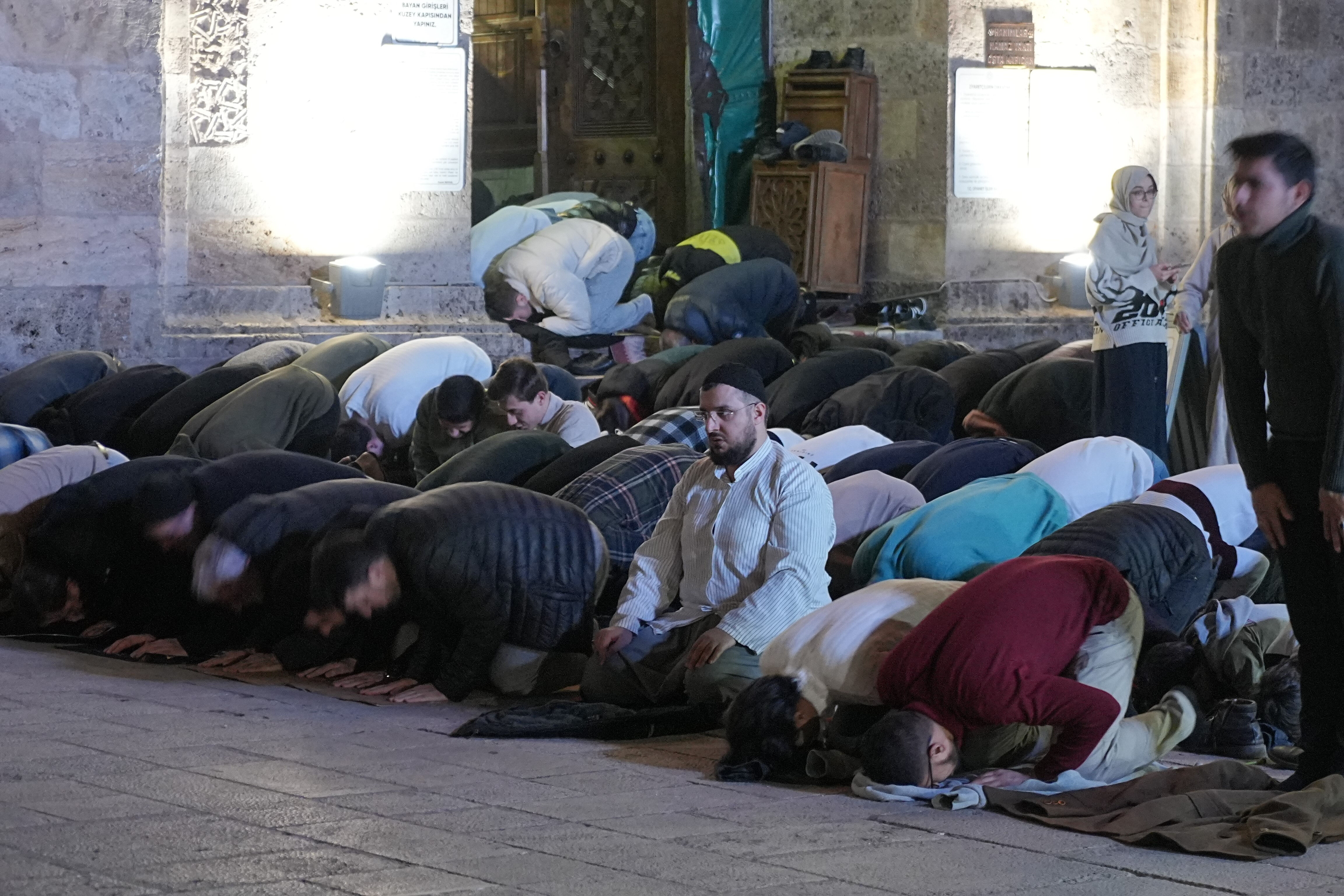 Hoş geldin Ya Şehr-i Ramazan... Ramazan coşkusu ilk teravih ile başladı Hoş geldin Ya Şehr-i Ramazan... Ramazan coşkusu ilk teravih ile başladı - 10. Resim