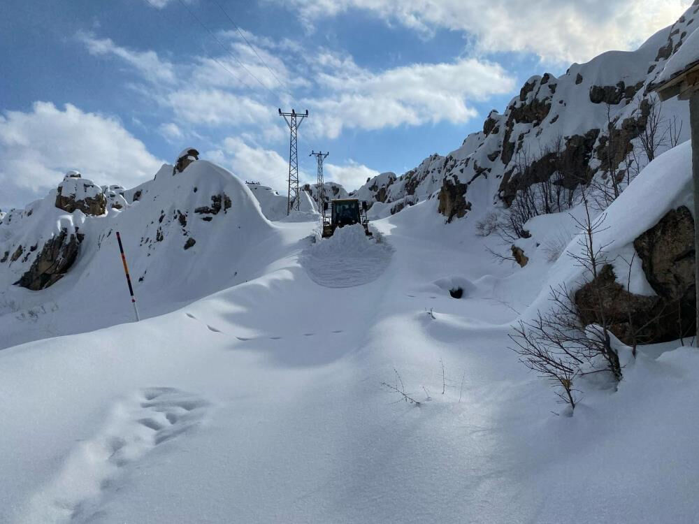 İş makinesi karda kayboldu! Askeri üsse ulaşılamıyor - 1. Resim