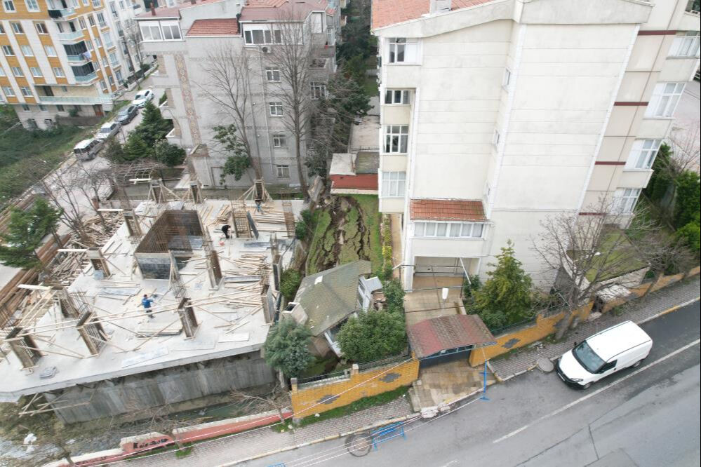 İstanbul'da faciaya ramak kala! İstinat duvarı çöktü, bina tahliye edildi - 1. Resim