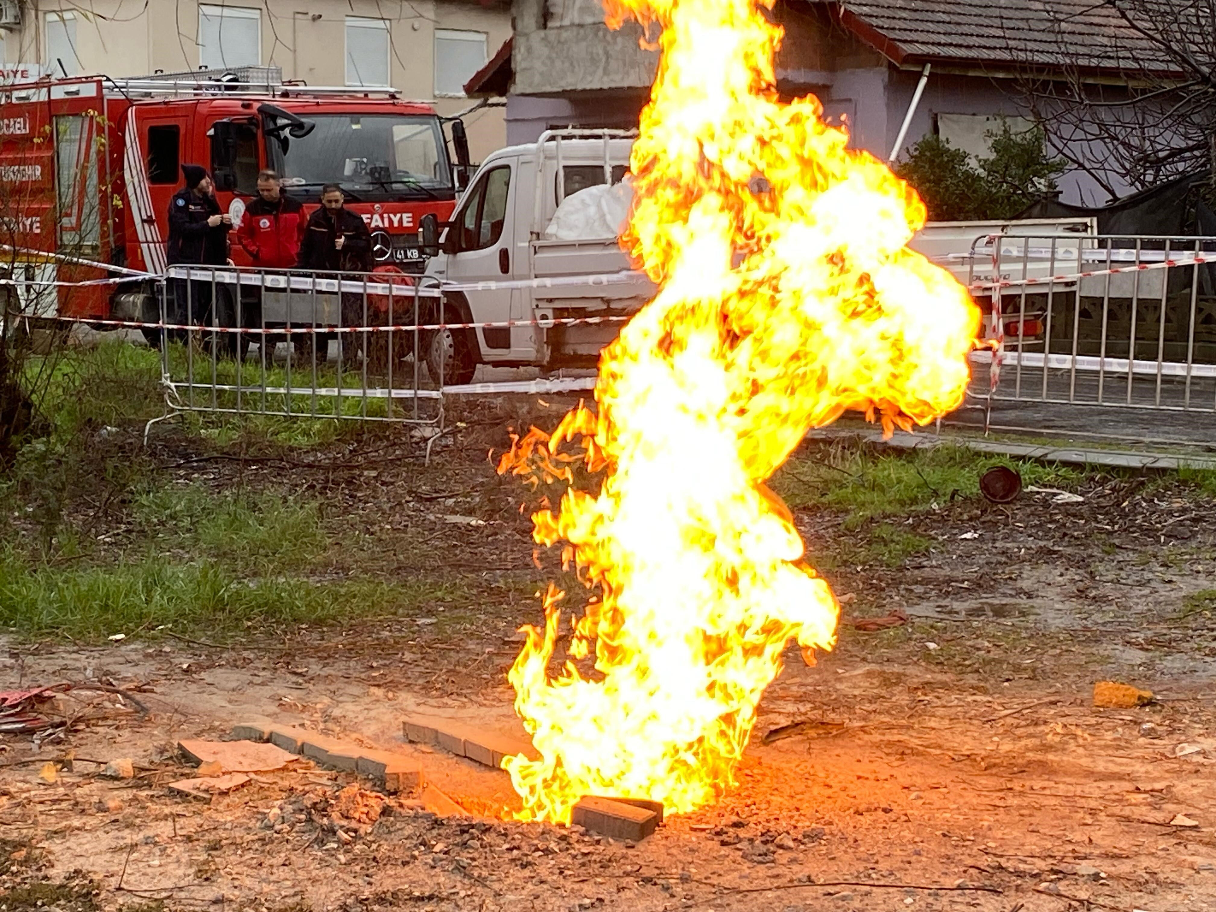 Kocaeli'de ekipler alarmda! 11 gündür sönmedi, yerin dibinden yükseldi - 2. Resim