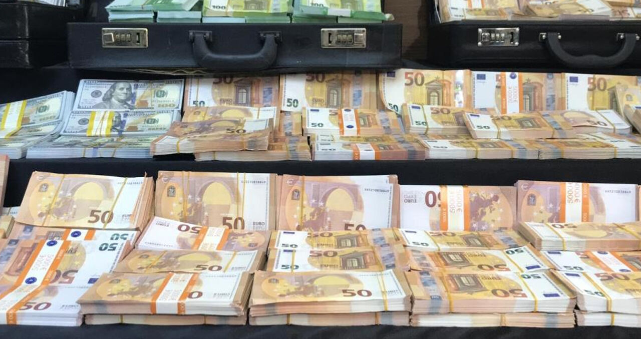 Para sayma makinelerinden sorunsuz geçiyor! Milyonlarca sahte dolar ve euro ele geçirildi - 1. Resim