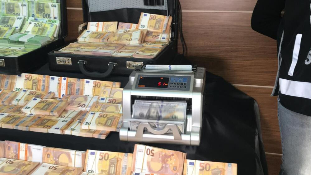 Para sayma makinelerinden sorunsuz geçiyor! Milyonlarca sahte dolar ve euro ele geçirildi - 2. Resim