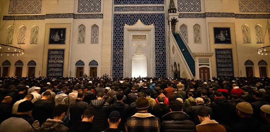 Teravih namazı nasıl kılınır, evde kılınır mı? İlk teravih namazına saatler kaldı! Teravih namazı nasıl kılınır, evde kılınır mı? İlk teravih namazına saatler kaldı! - 1. Resim