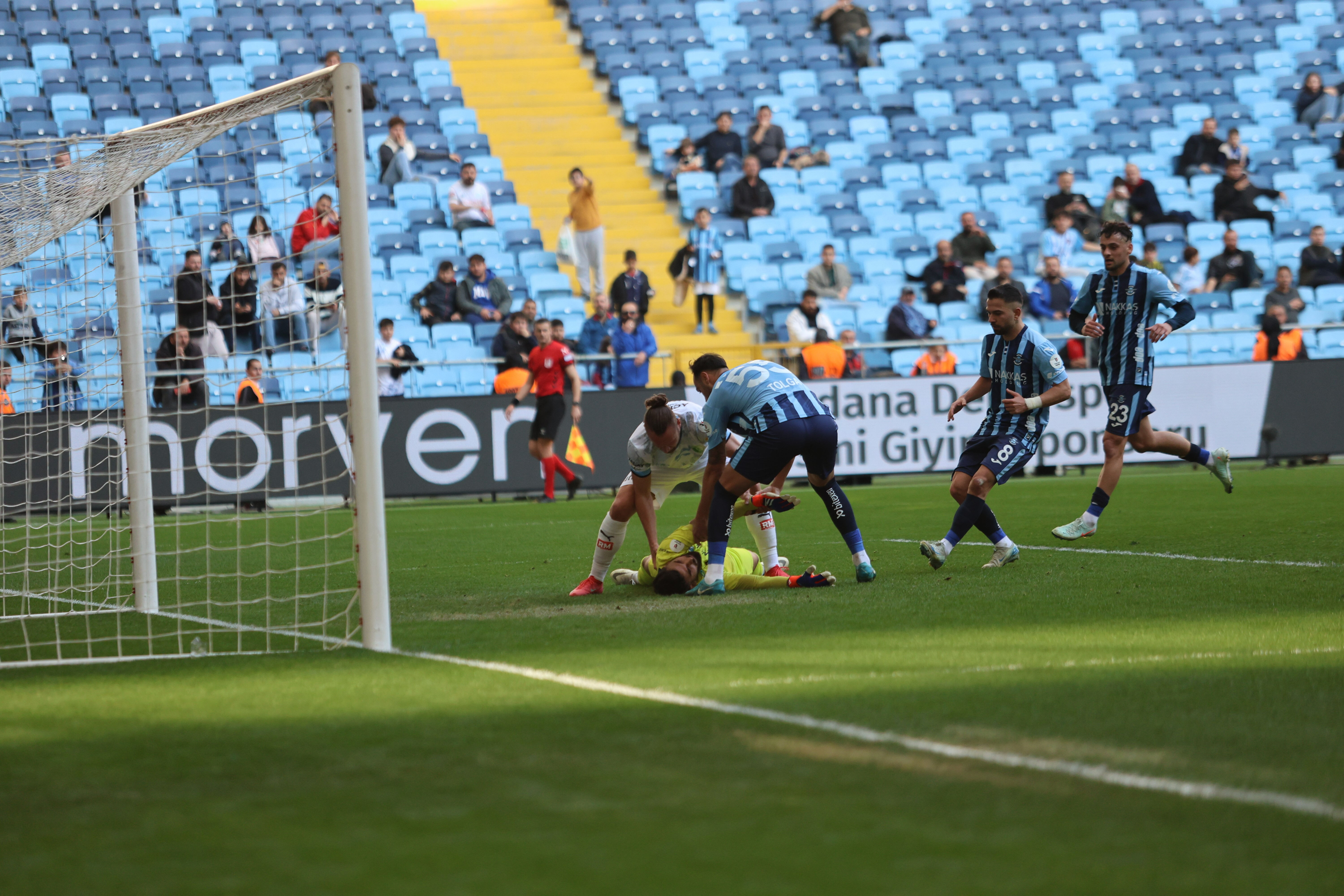 Adana Demirspor-Bodrum maçında talihsiz olay! Ambulansla hastaneye kaldırıldı - 1. Resim