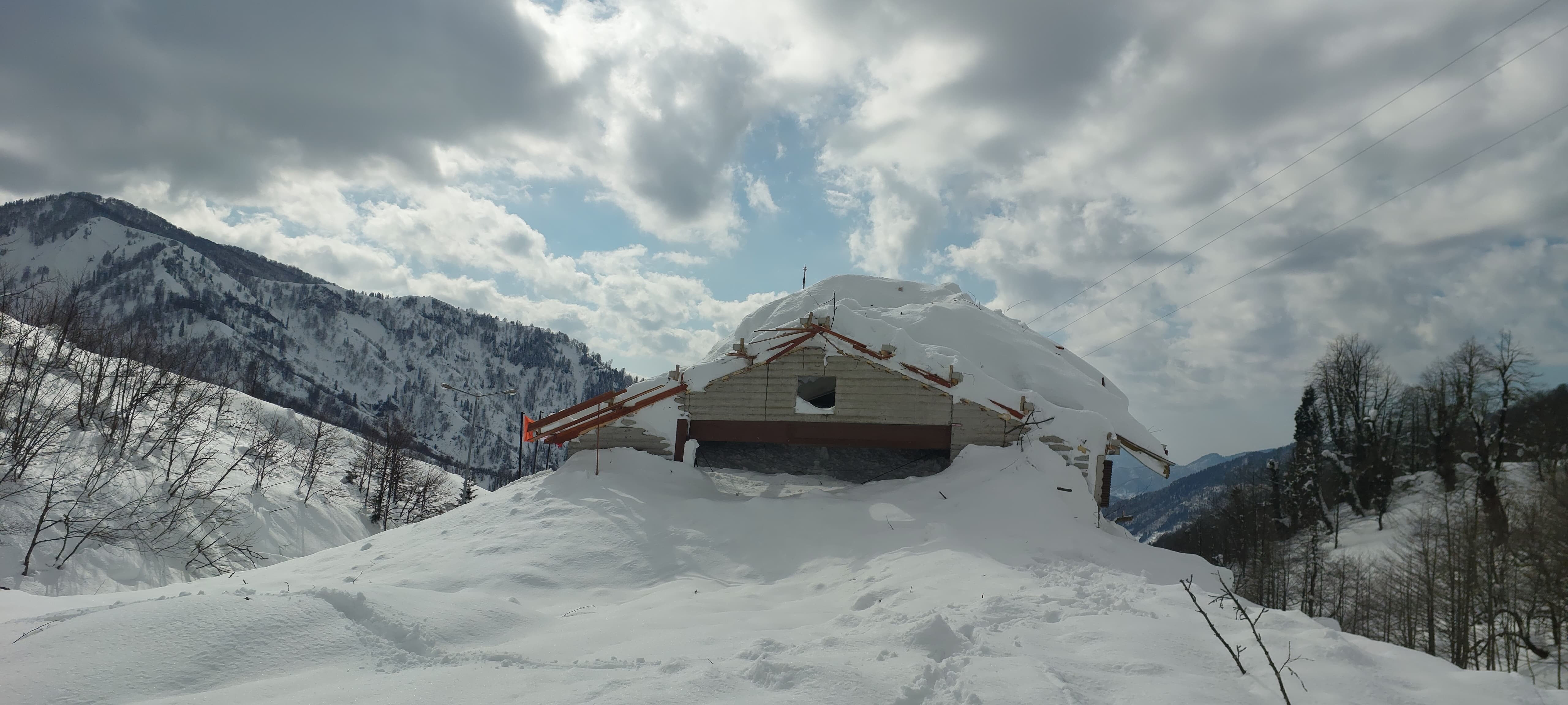 Artvin'de çığ! İş makineleri ve bakımevi kar altında kaldı - 2. Resim