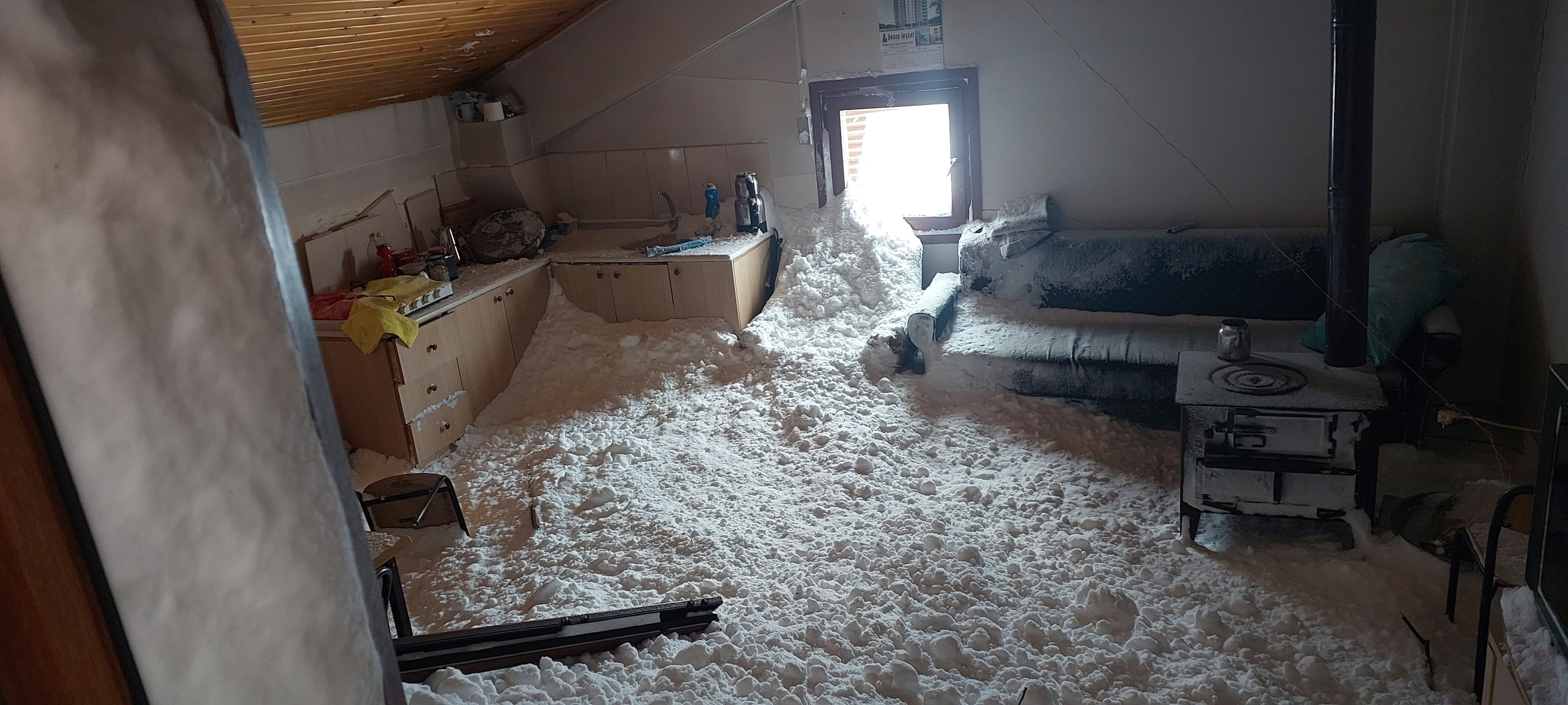 Artvin'de çığ! İş makineleri ve bakımevi kar altında kaldı - 1. Resim