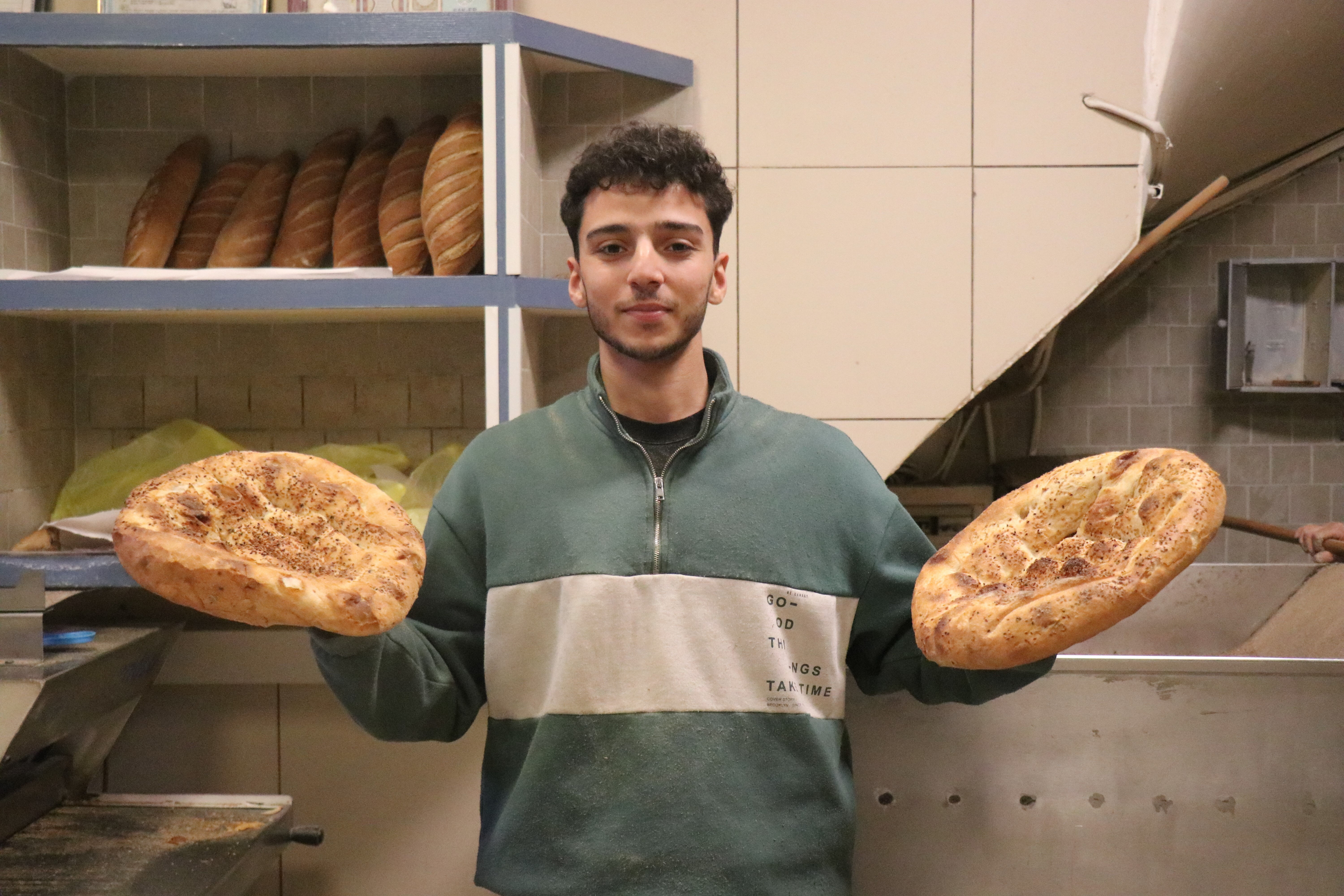 Ramazan ayının olmazsa olmazı! Sıcak pide kuyruğu geleneğini bu yıl da bozmadı - 2. Resim