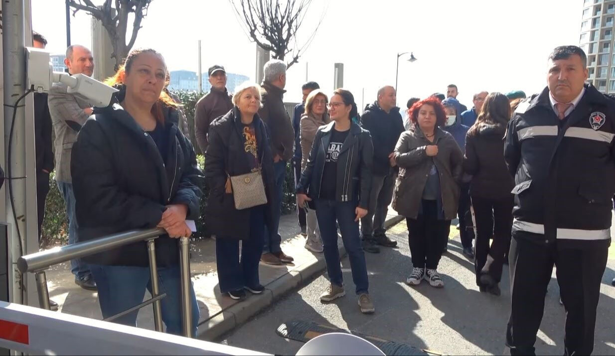 Site sakinleri isyanda! Yüzde 70'lik aidat zammının ardından sokağa döküldüler - 1. Resim