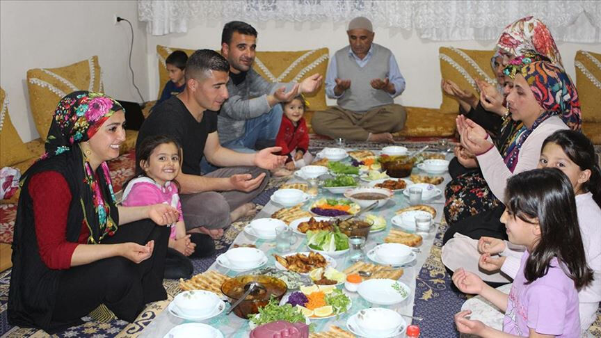 Türkiye'de ezanın en erken okunduğu yer! Şemdinli'de ilk iftar yapıldı - 1. Resim