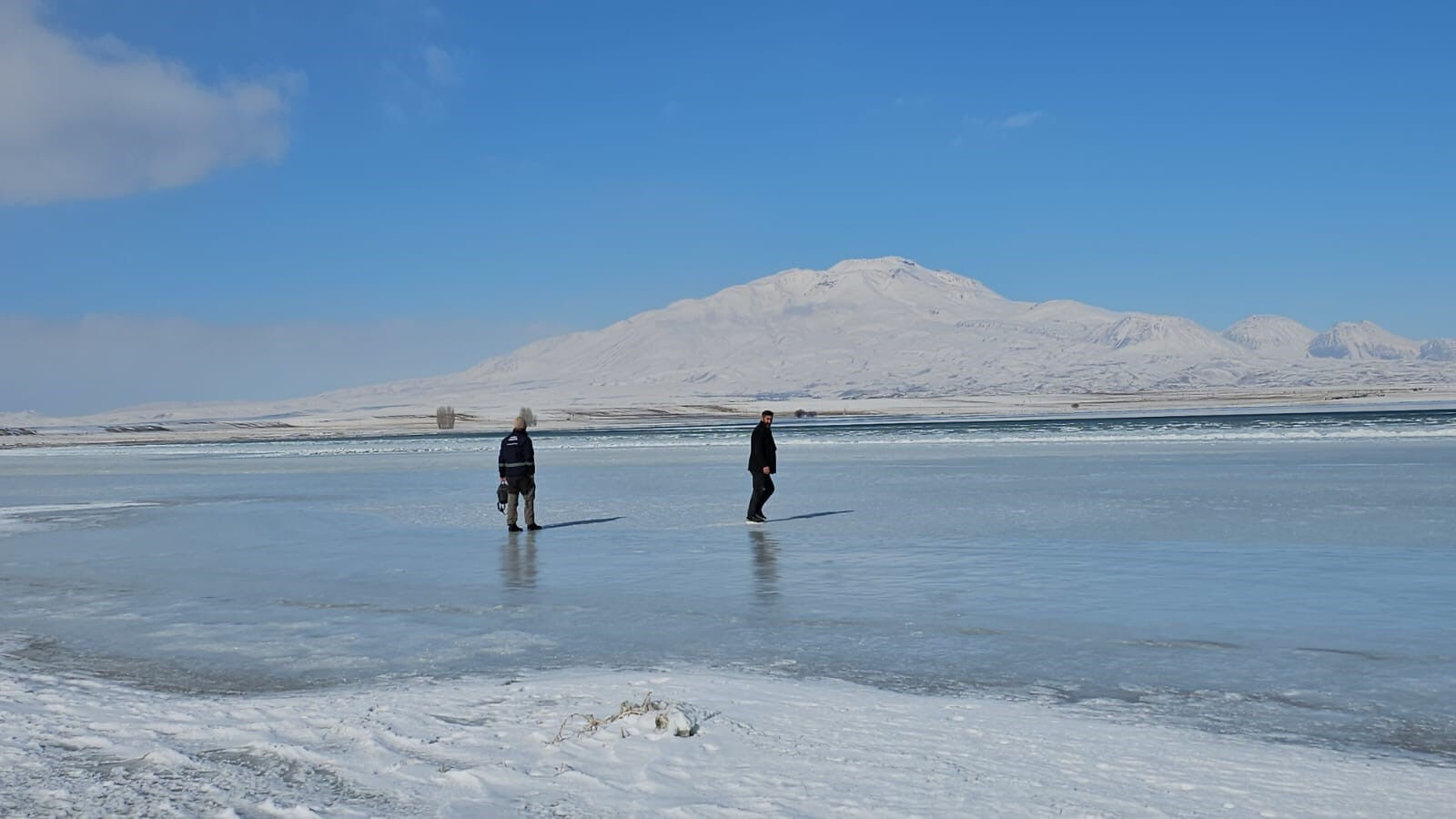 Van Gölü kıyıları dondu! Sibirya soğukları buz pistine çevirdi - 2. Resim