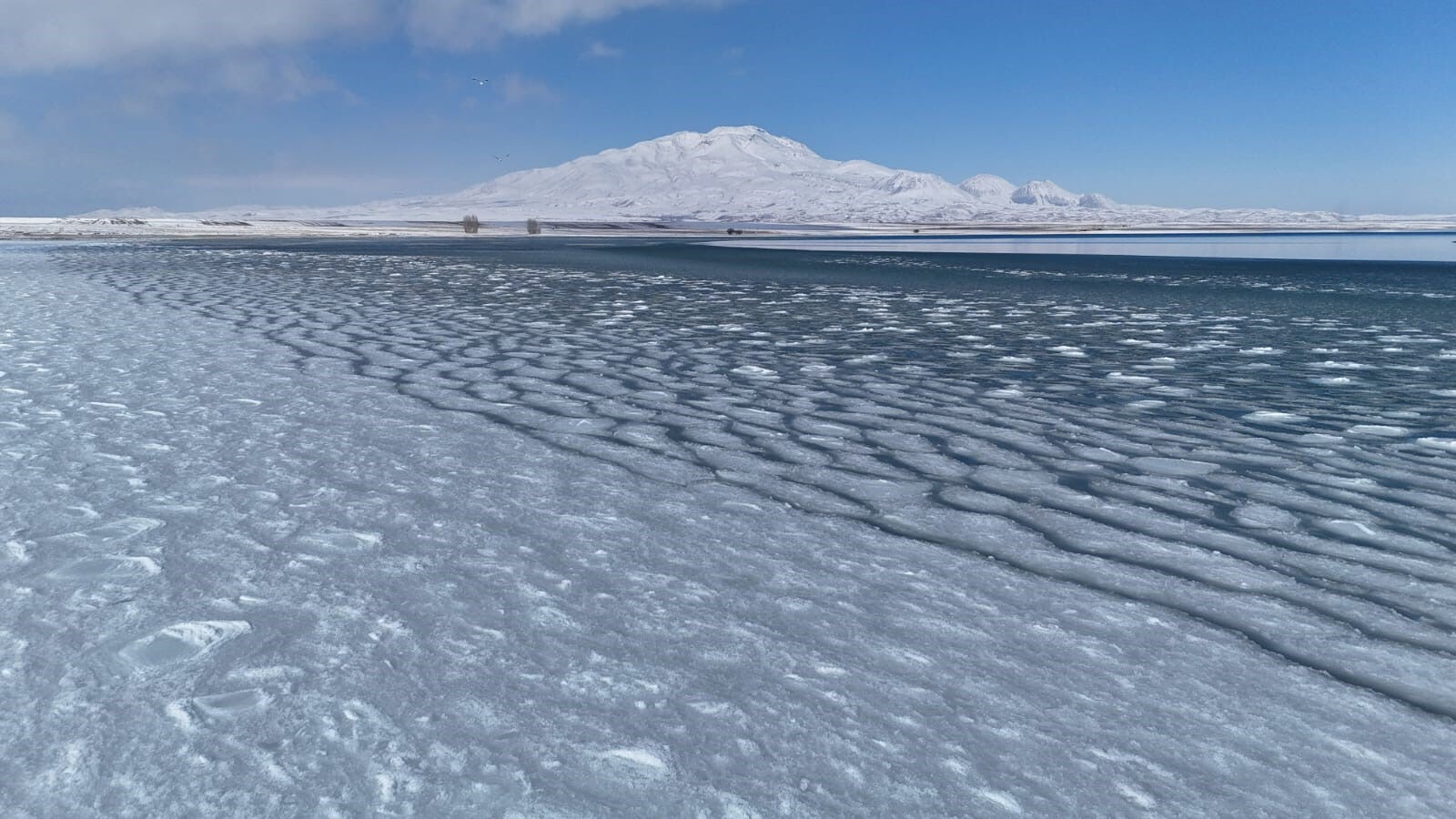 Van Gölü kıyıları dondu! Sibirya soğukları buz pistine çevirdi - 1. Resim