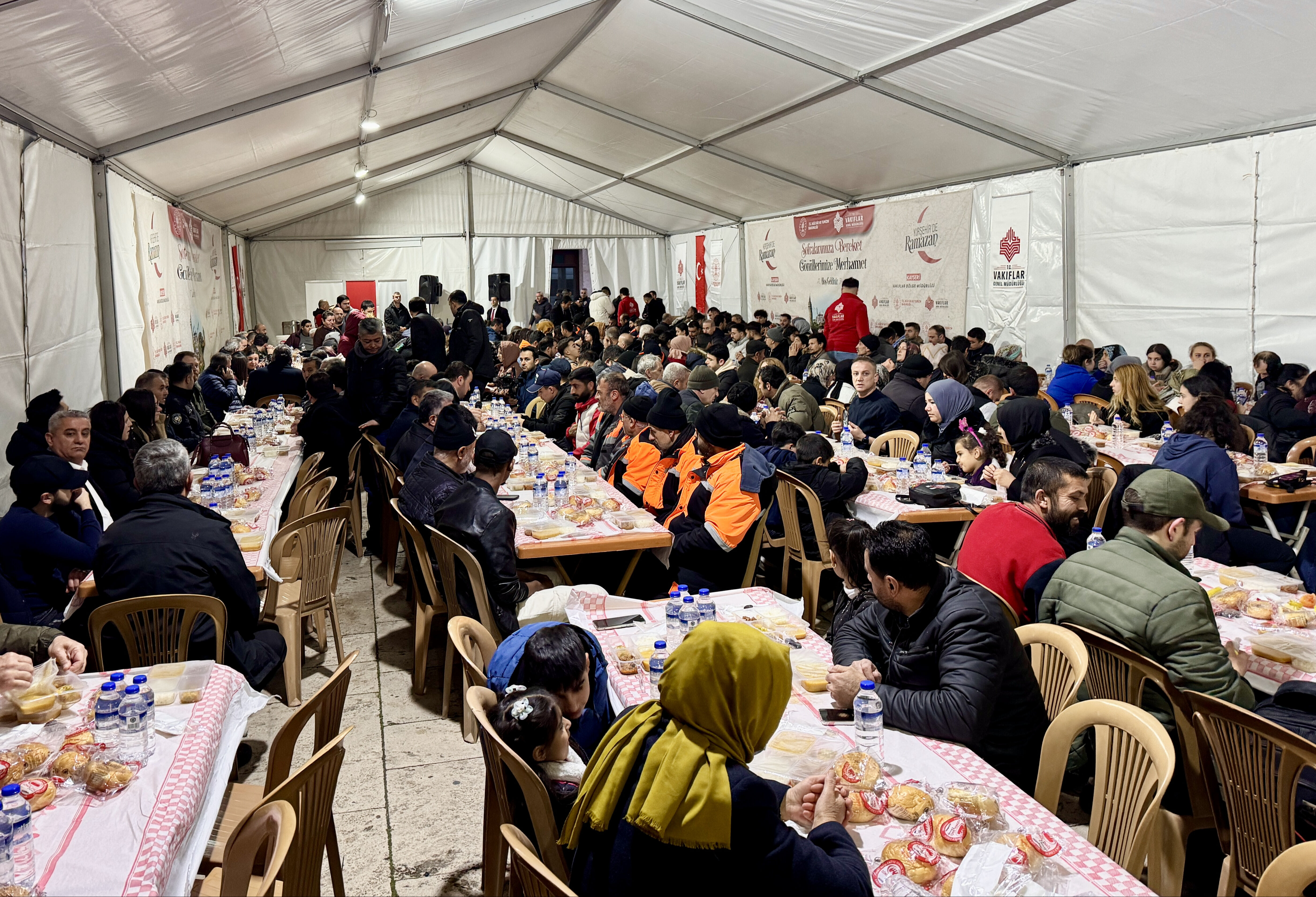 Yurtta ilk iftar heyecanı! Sultanahmet'te top patladı, ilk oruçlar açıldı Yurtta ilk iftar heyecanı! Sultanahmet'te top patladı, ilk oruçlar açıldı - 4. Resim