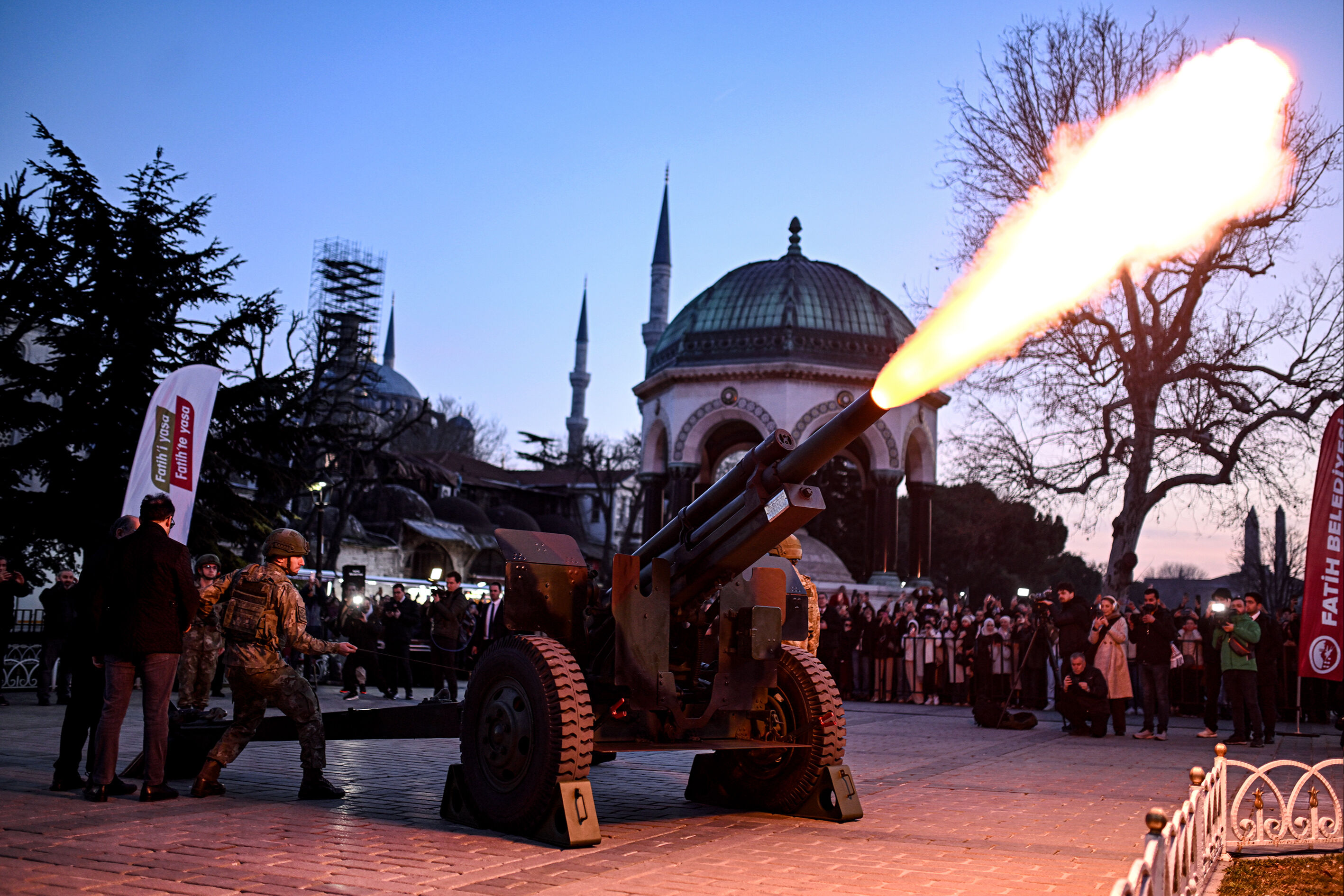 Yurtta ilk iftar heyecanı! Sultanahmet'te top patladı, ilk oruçlar açıldı Yurtta ilk iftar heyecanı! Sultanahmet'te top patladı, ilk oruçlar açıldı - 1. Resim