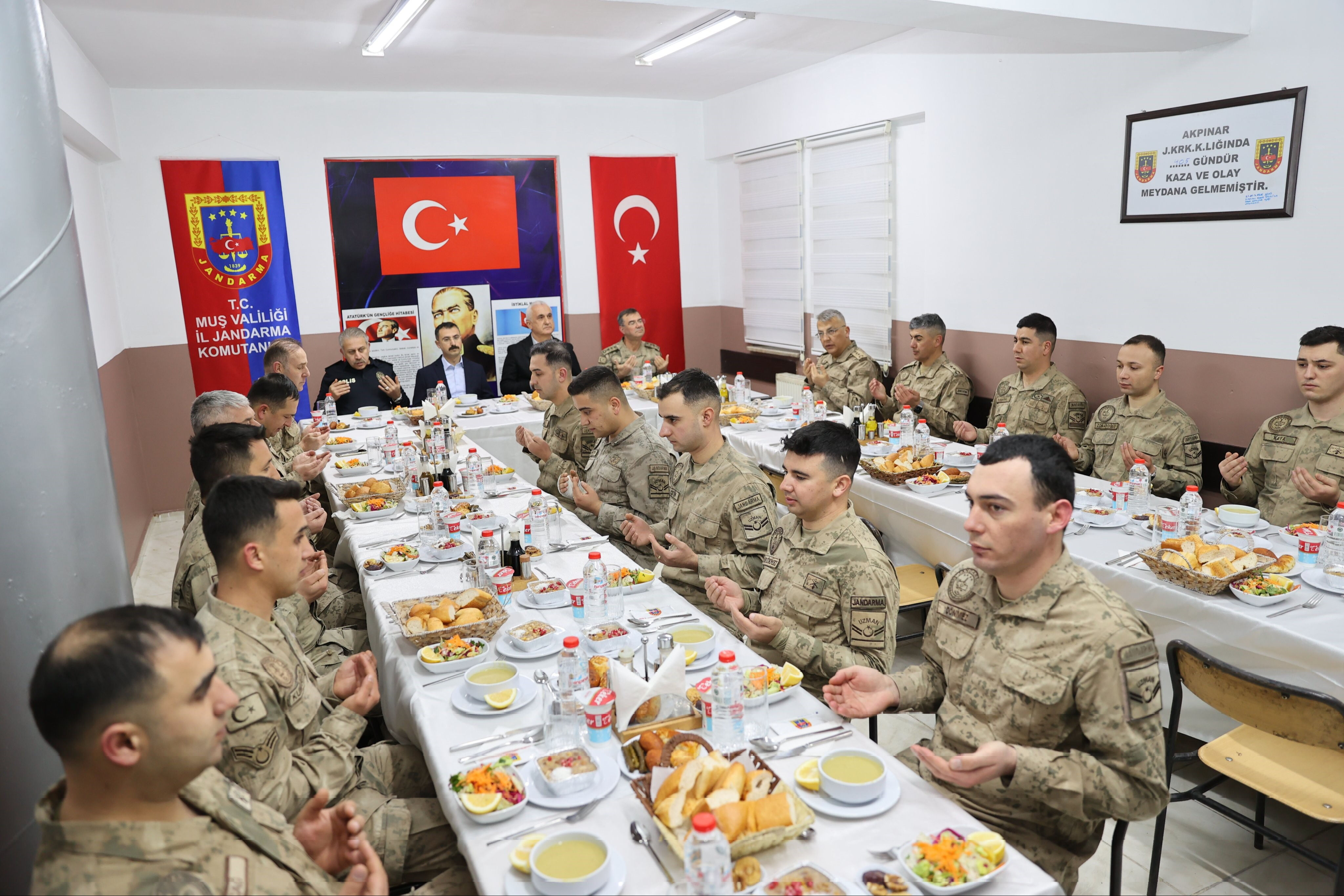 Yurtta ilk iftar heyecanı! Sultanahmet'te top patladı, ilk oruçlar açıldı Yurtta ilk iftar heyecanı! Sultanahmet'te top patladı, ilk oruçlar açıldı - 6. Resim