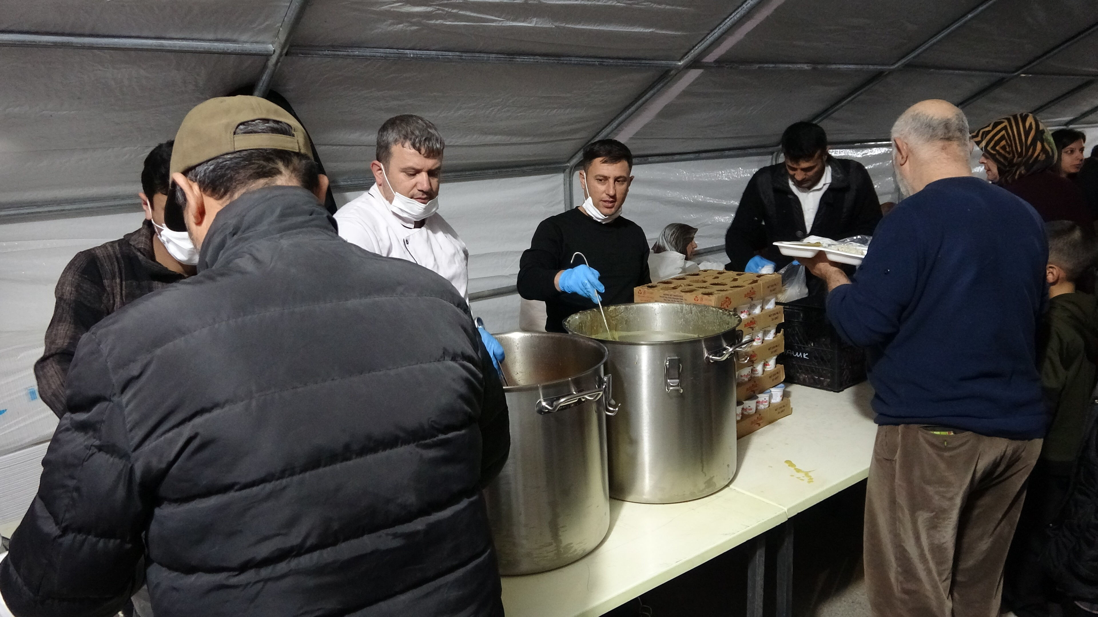 Yurtta ilk iftar heyecanı! Sultanahmet'te top patladı, ilk oruçlar açıldı Yurtta ilk iftar heyecanı! Sultanahmet'te top patladı, ilk oruçlar açıldı - 5. Resim