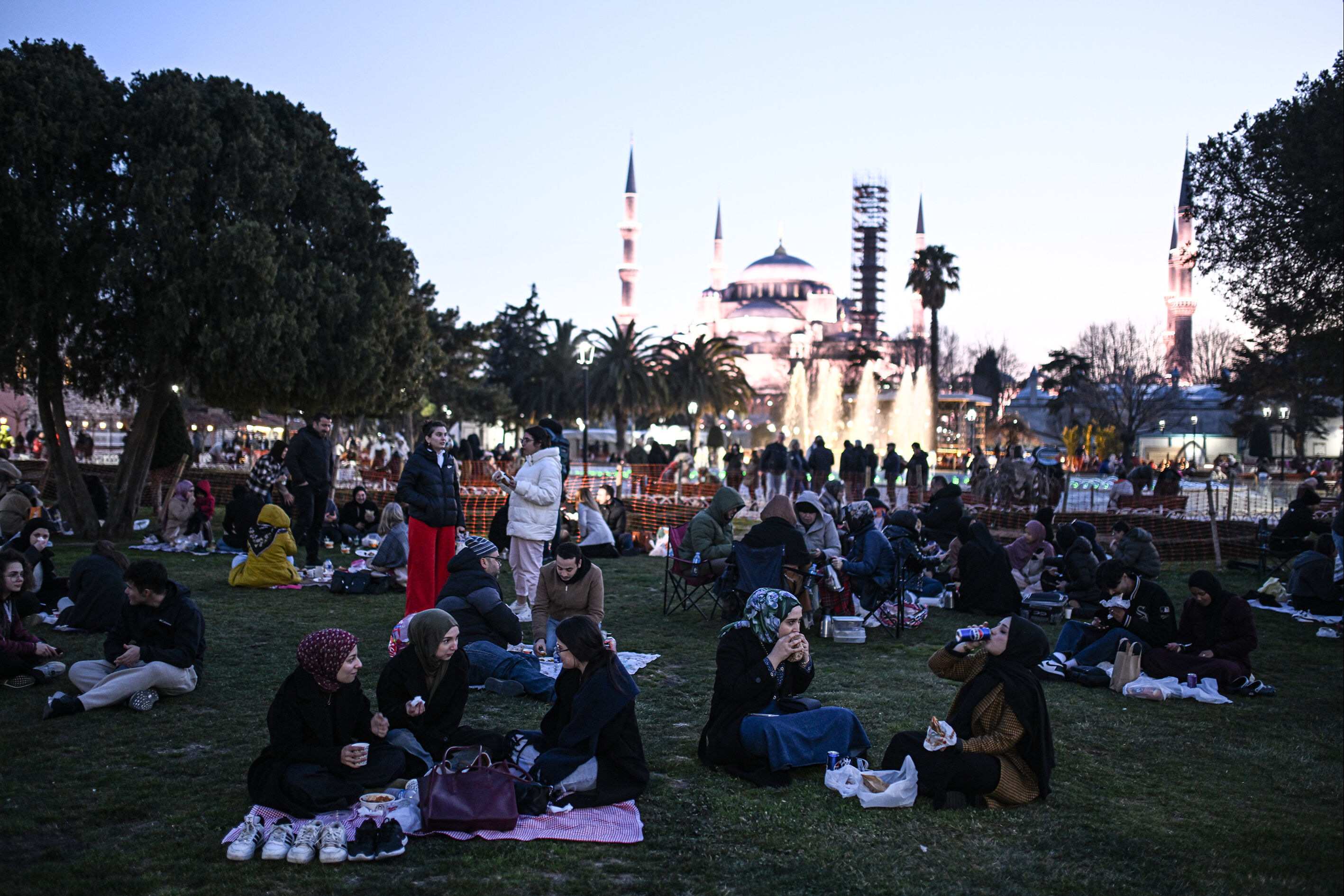 Yurtta ilk iftar heyecanı! Sultanahmet'te top patladı, ilk oruçlar açıldı Yurtta ilk iftar heyecanı! Sultanahmet'te top patladı, ilk oruçlar açıldı - 2. Resim