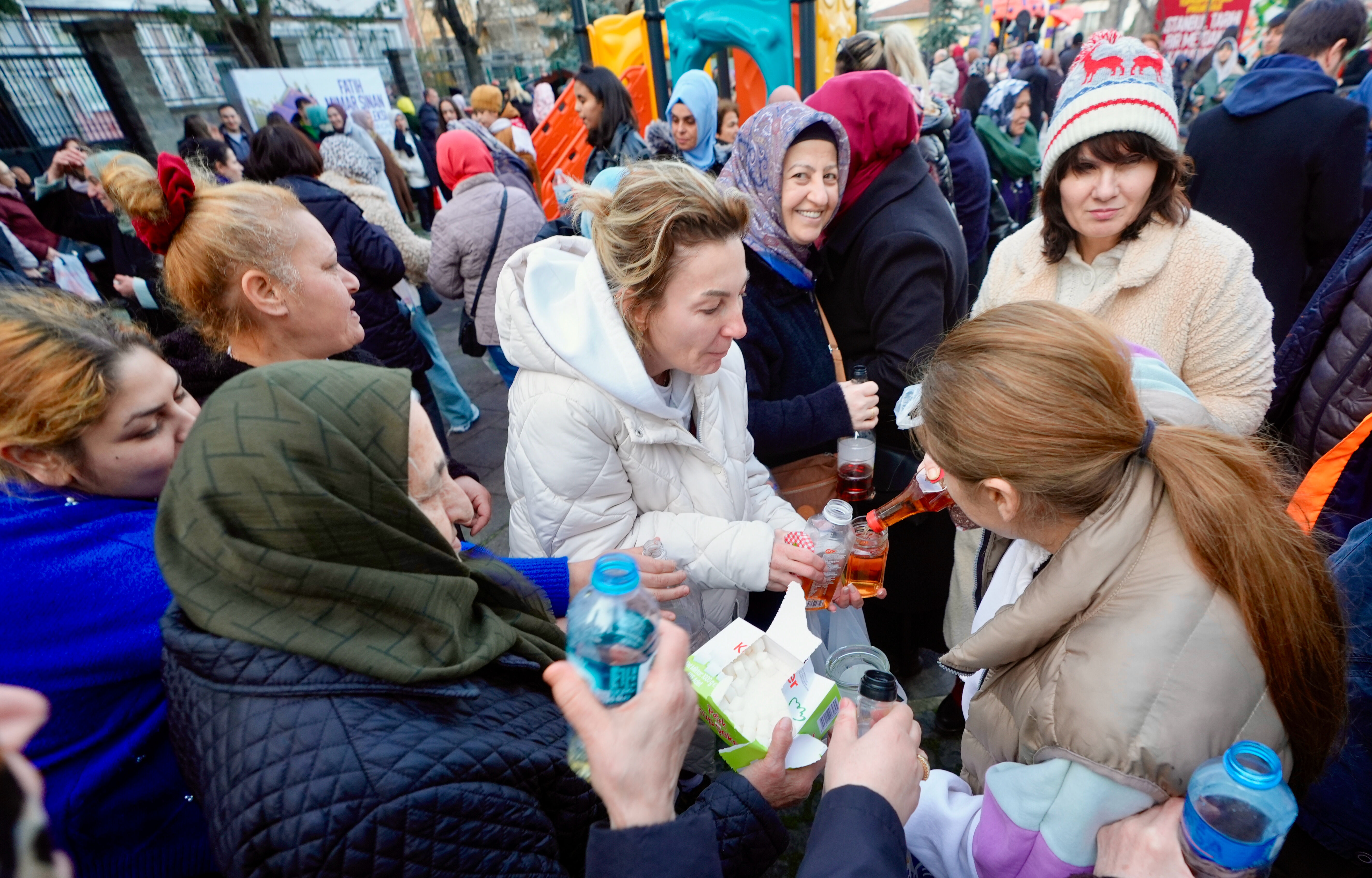 Yurtta ilk iftar heyecanı! Sultanahmet'te top patladı, ilk oruçlar açıldı Yurtta ilk iftar heyecanı! Sultanahmet'te top patladı, ilk oruçlar açıldı - 3. Resim