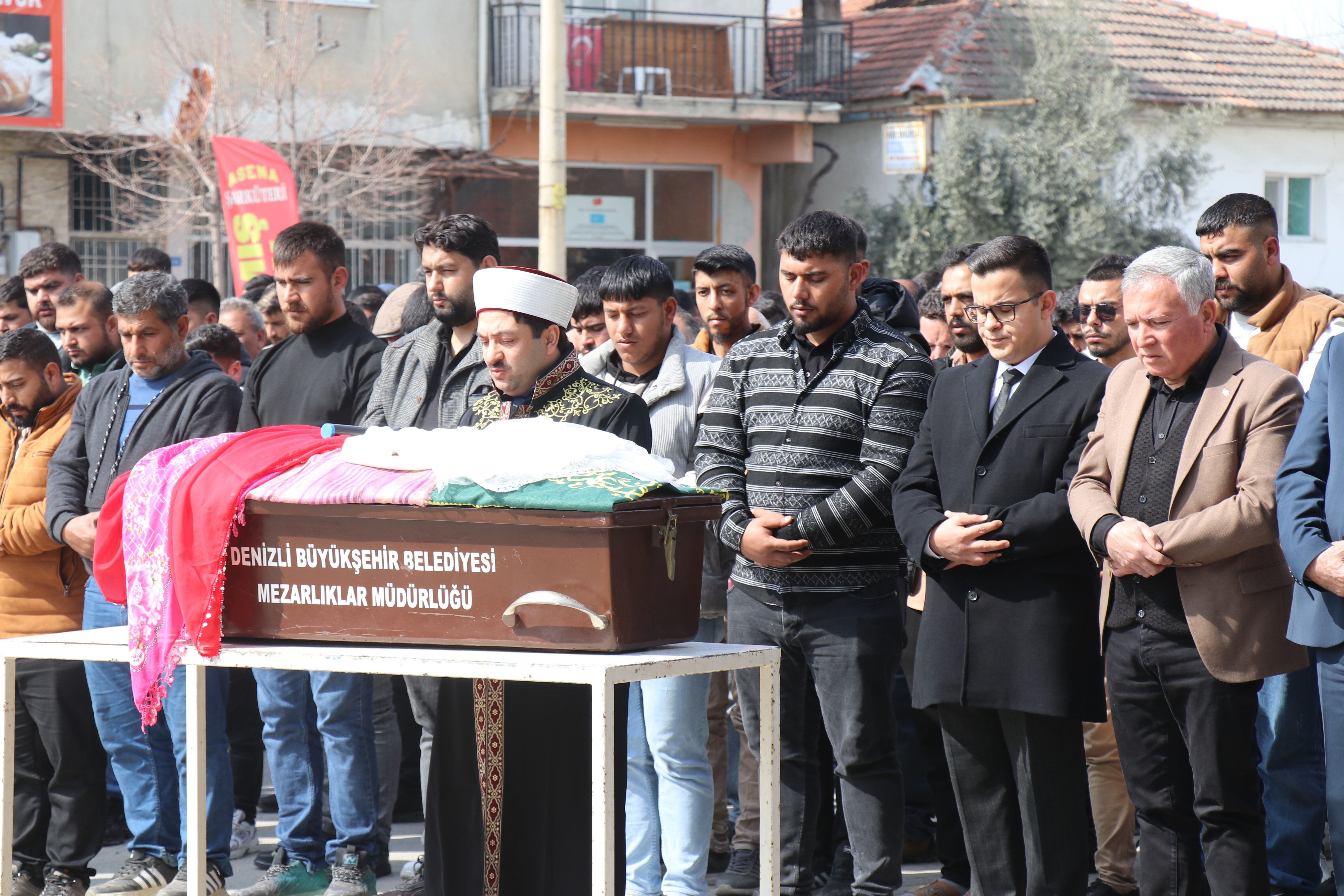 4 yaşındaki Nazlı'ya son veda: Mahalleli cenazeye akın etti, gözyaşları sel oldu 4 yaşındaki Nazlı'ya son veda: Mahalleli cenazeye akın etti, gözyaşları sel oldu - 4. Resim