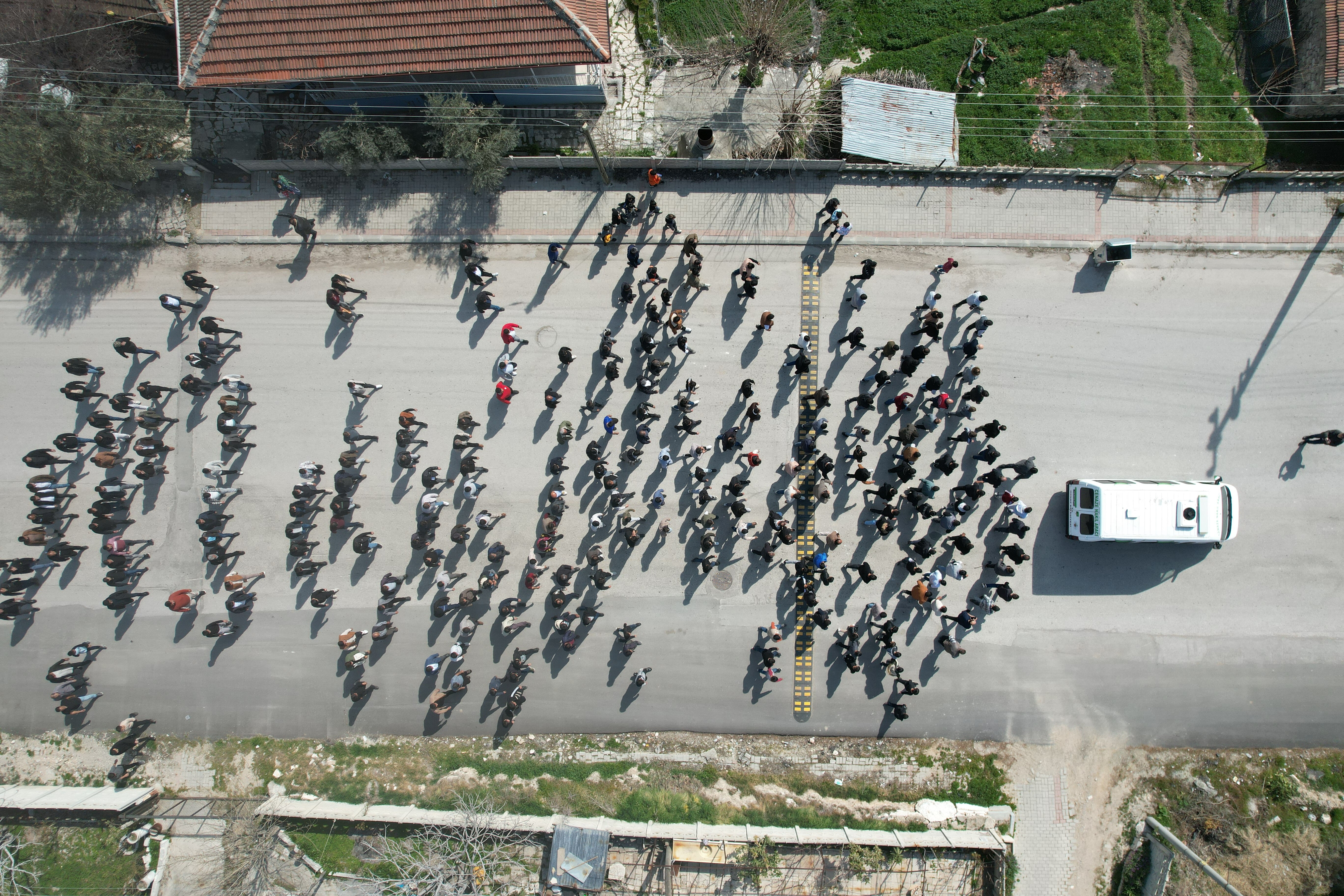 4 yaşındaki Nazlı'ya son veda: Mahalleli cenazeye akın etti, gözyaşları sel oldu 4 yaşındaki Nazlı'ya son veda: Mahalleli cenazeye akın etti, gözyaşları sel oldu - 3. Resim
