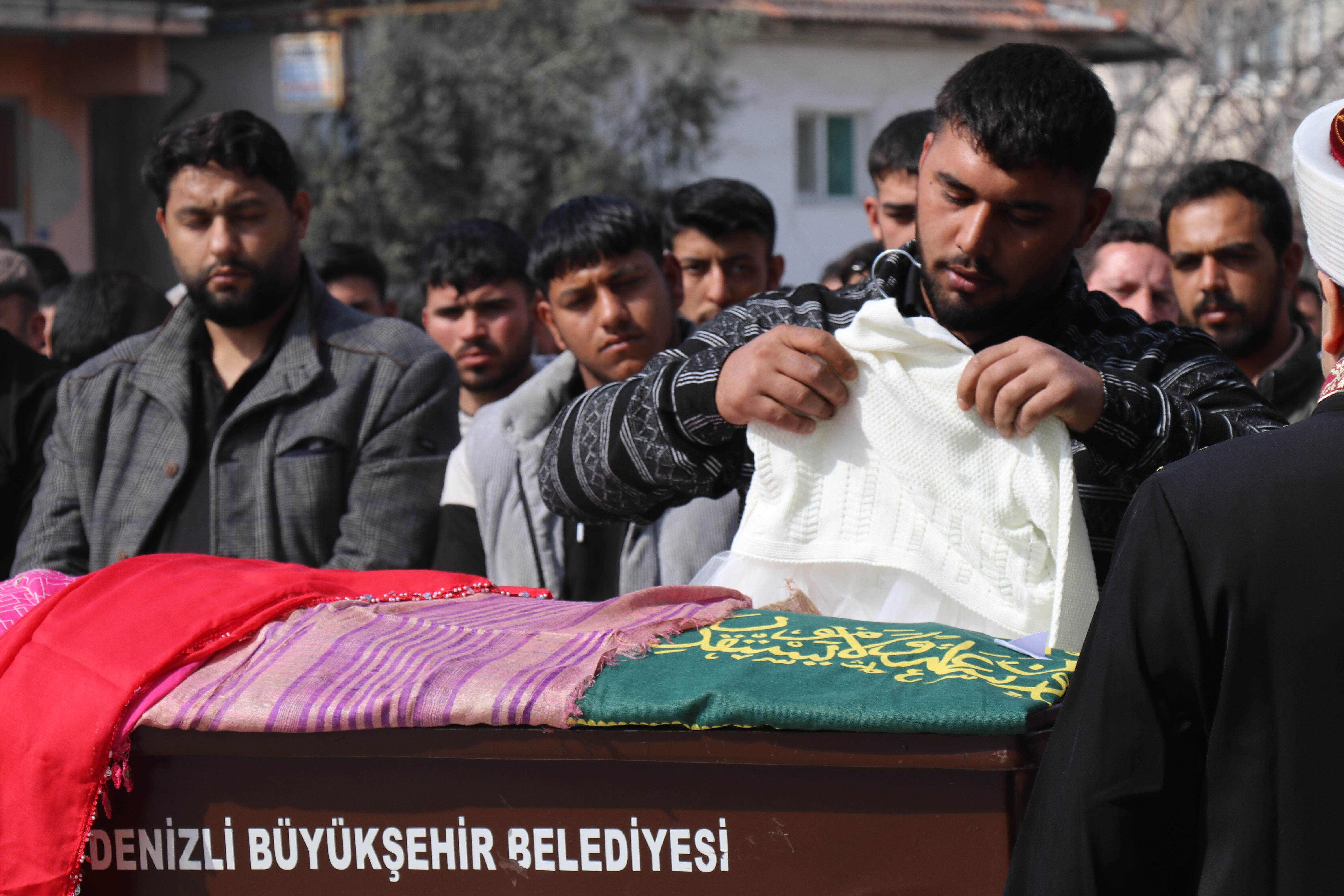 4 yaşındaki Nazlı'ya son veda: Mahalleli cenazeye akın etti, gözyaşları sel oldu 4 yaşındaki Nazlı'ya son veda: Mahalleli cenazeye akın etti, gözyaşları sel oldu - 1. Resim