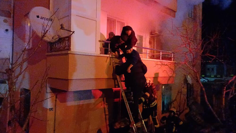 &Ccedil;orum'da sıcak saatler! Apartman yangınında 10 kişi hastanelik oldu - 1. Resim