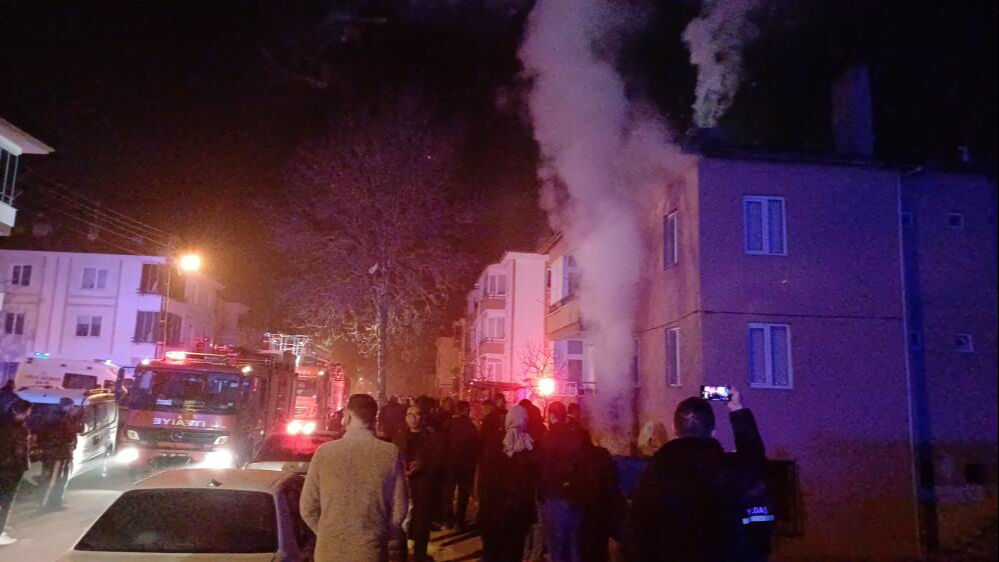 &Ccedil;orum'da sıcak saatler! Apartman yangınında 10 kişi hastanelik oldu - 3. Resim
