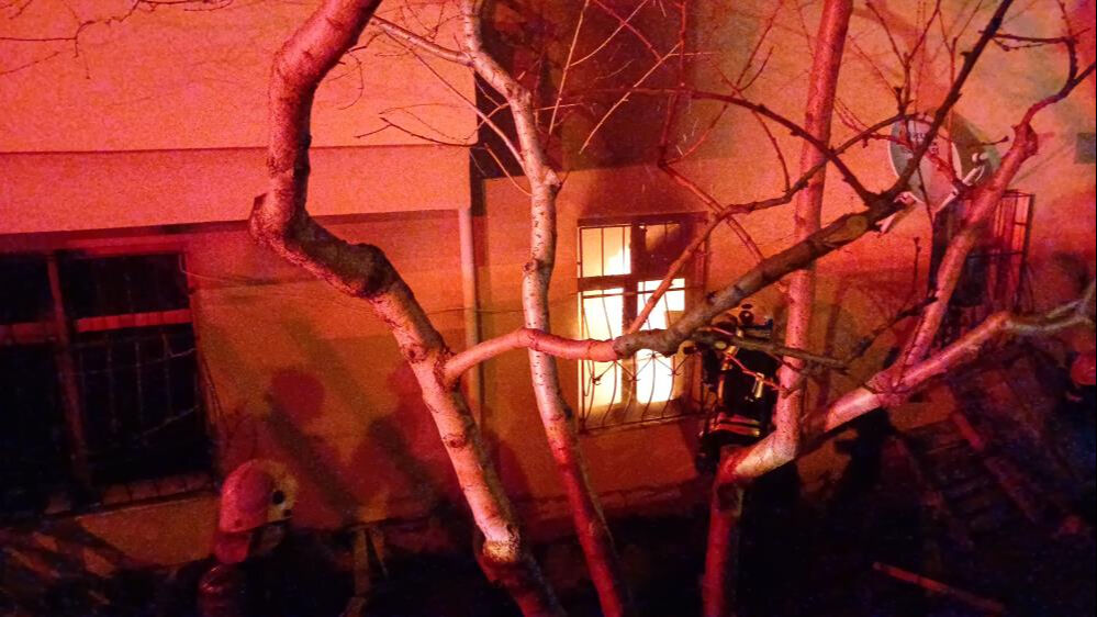 &Ccedil;orum'da sıcak saatler! Apartman yangınında 10 kişi hastanelik oldu - 2. Resim
