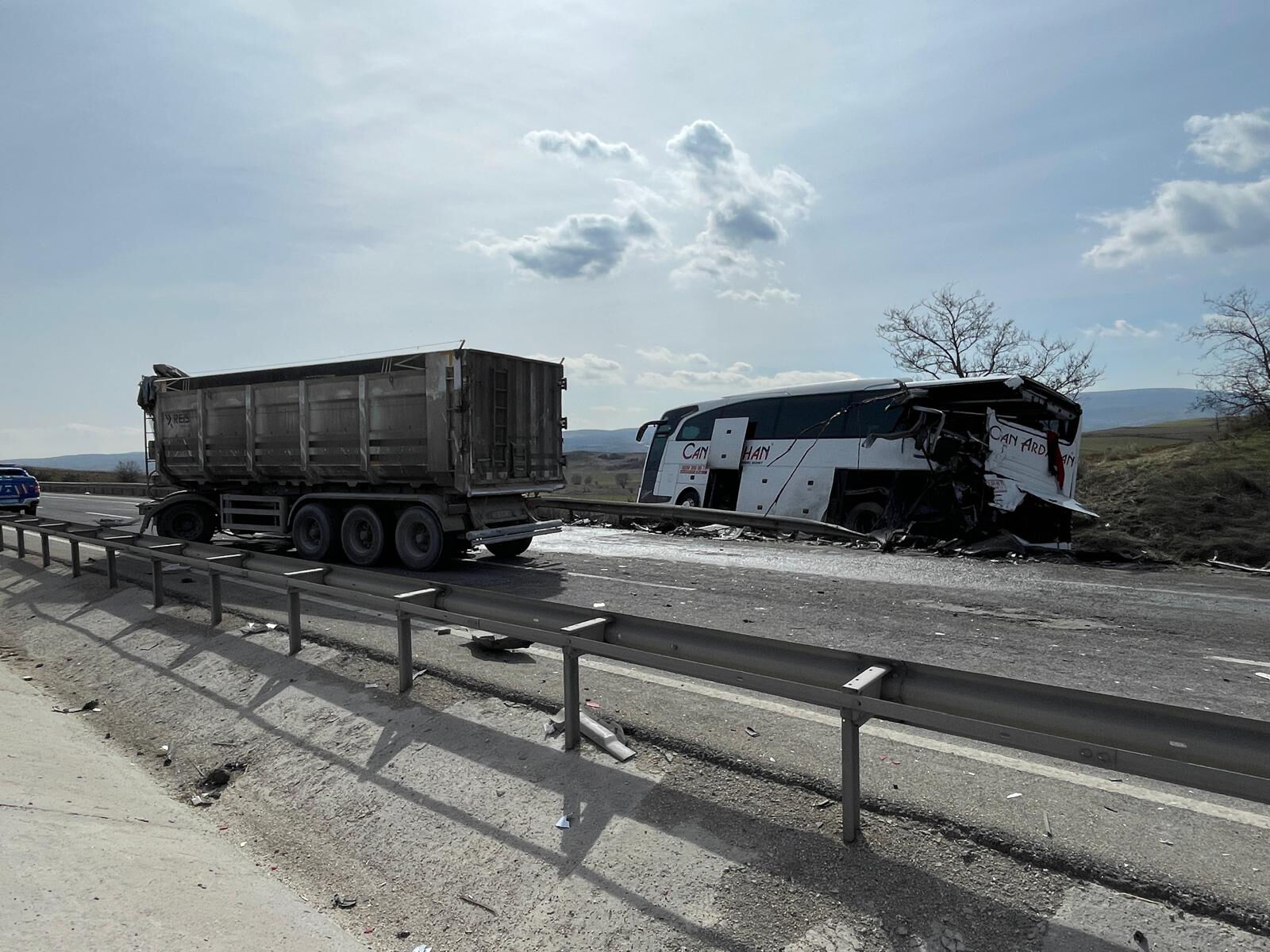 Eskişehir'de korkunç kaza: Tırla otobüs çarpıştı, yaralılar var - 2. Resim