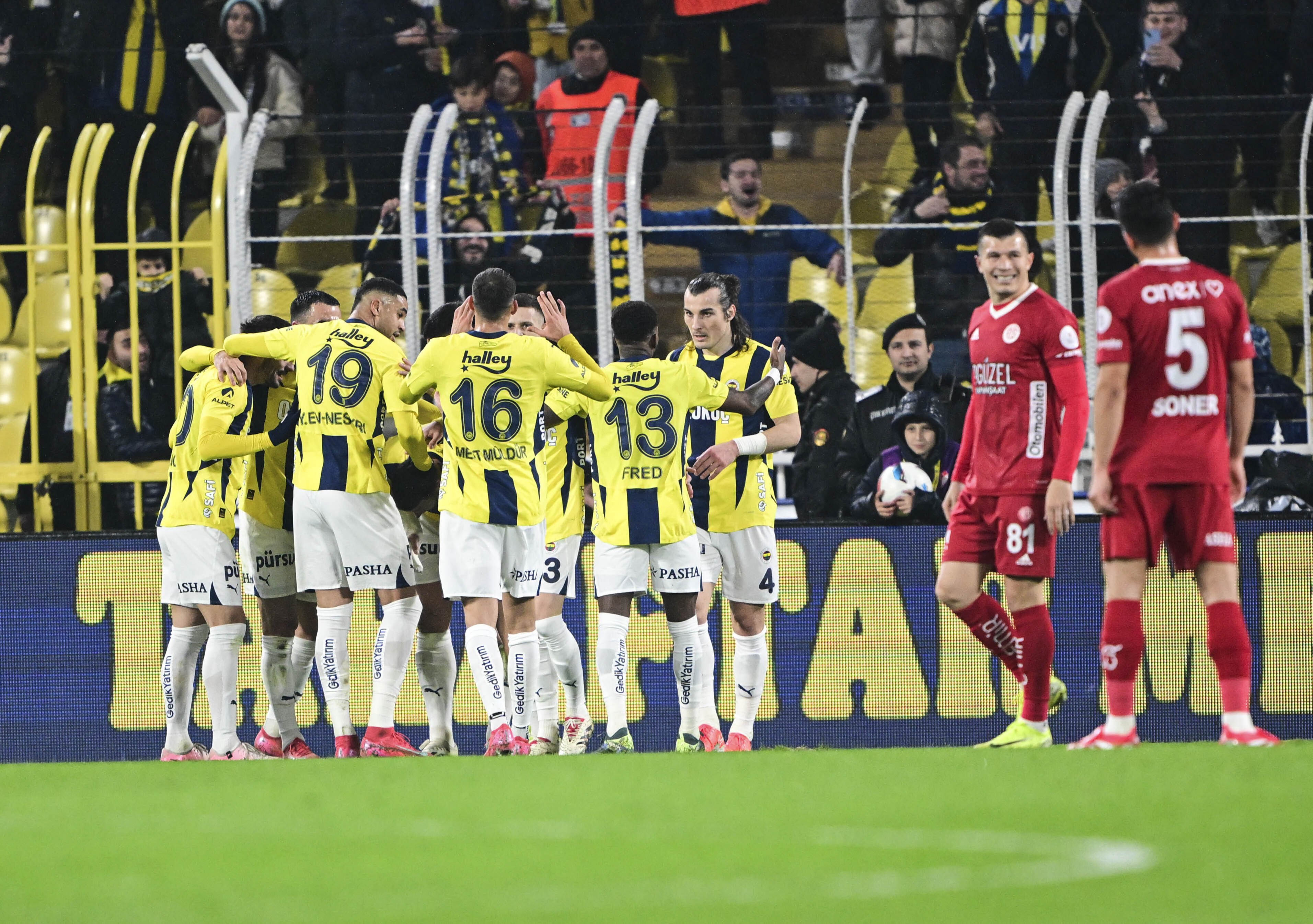 Fener geliyor Fener! Galatasaray takıldı, Fenerbahçe, Antalya'yı dağıttı Canlı Anlatım | Fenerbahçe - Antalyaspor - 1. Resim