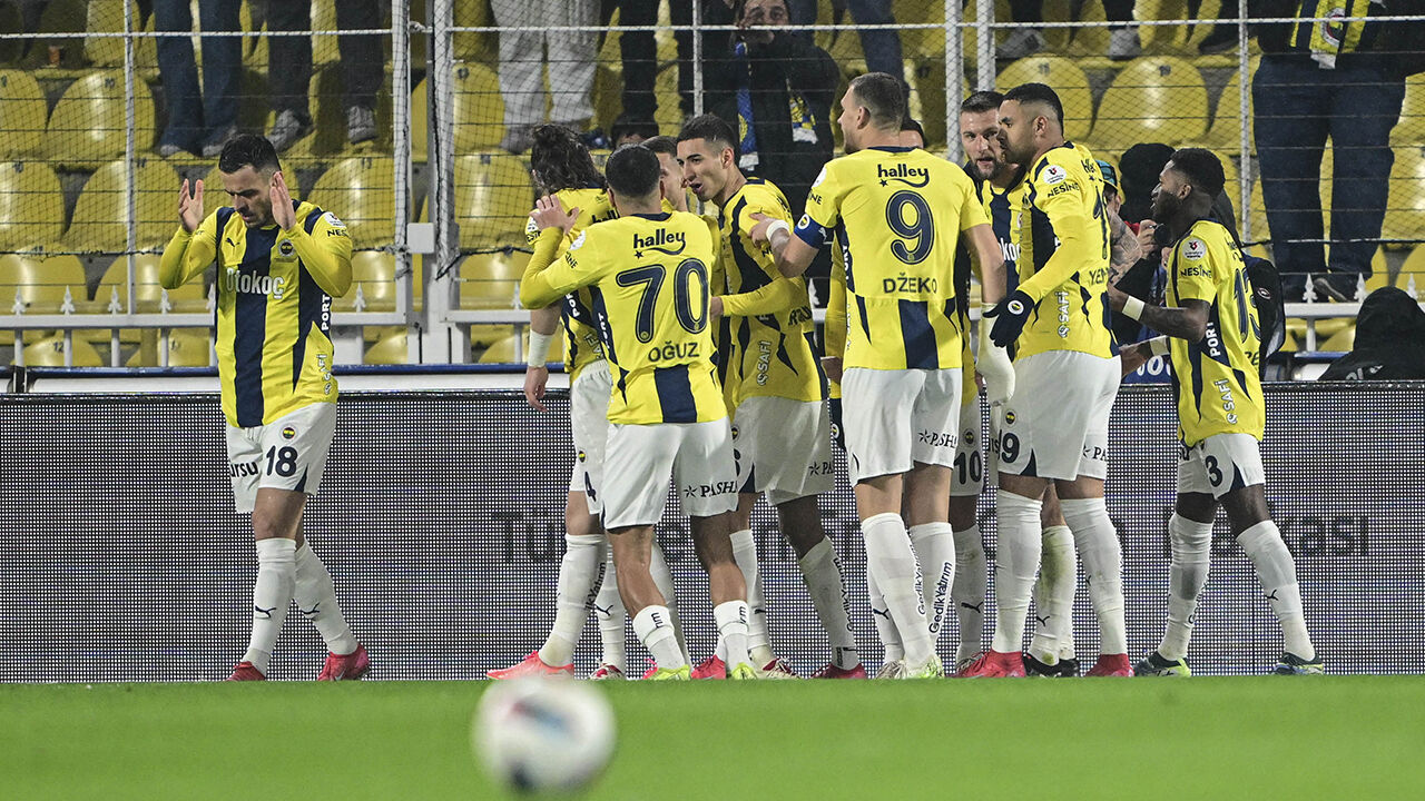 Fener geliyor Fener! Galatasaray takıldı, Fenerbahçe, Antalya'yı dağıttı Canlı Anlatım | Fenerbahçe - Antalyaspor - 1. Resim