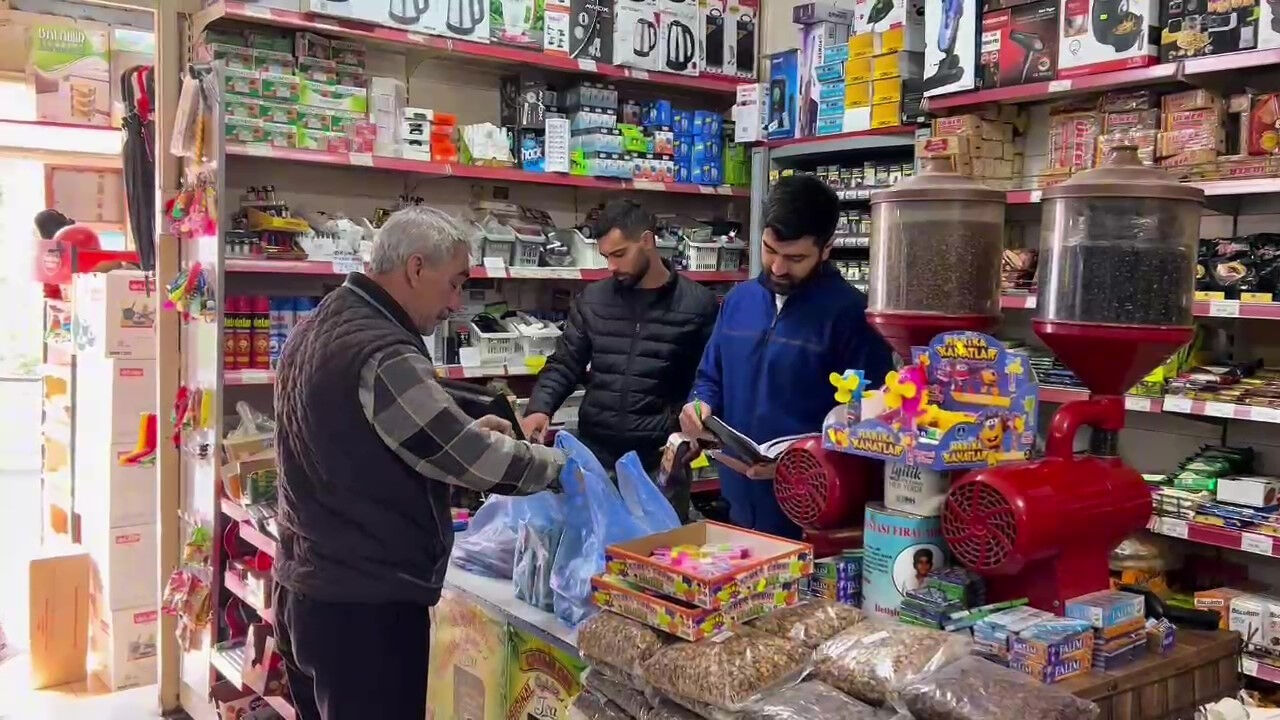 Gizemli hayırsever yüzlerce kişiyi ağlattı: Bir anda geldi, yaptığıyla hayrete düşürdü - 3. Resim