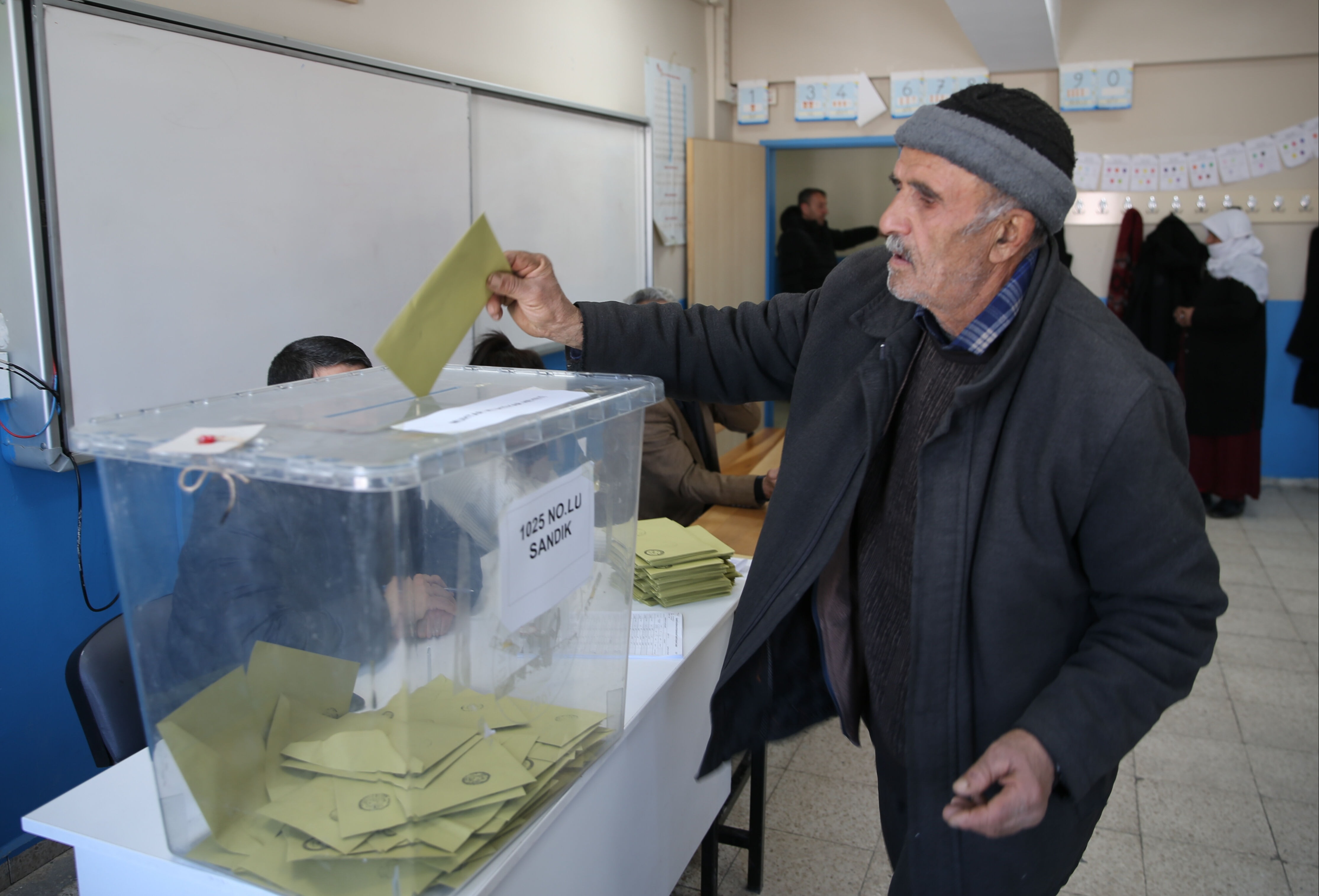 İki kentte seçim heyecanı: Vatandaş sandık başına gitti - 1. Resim