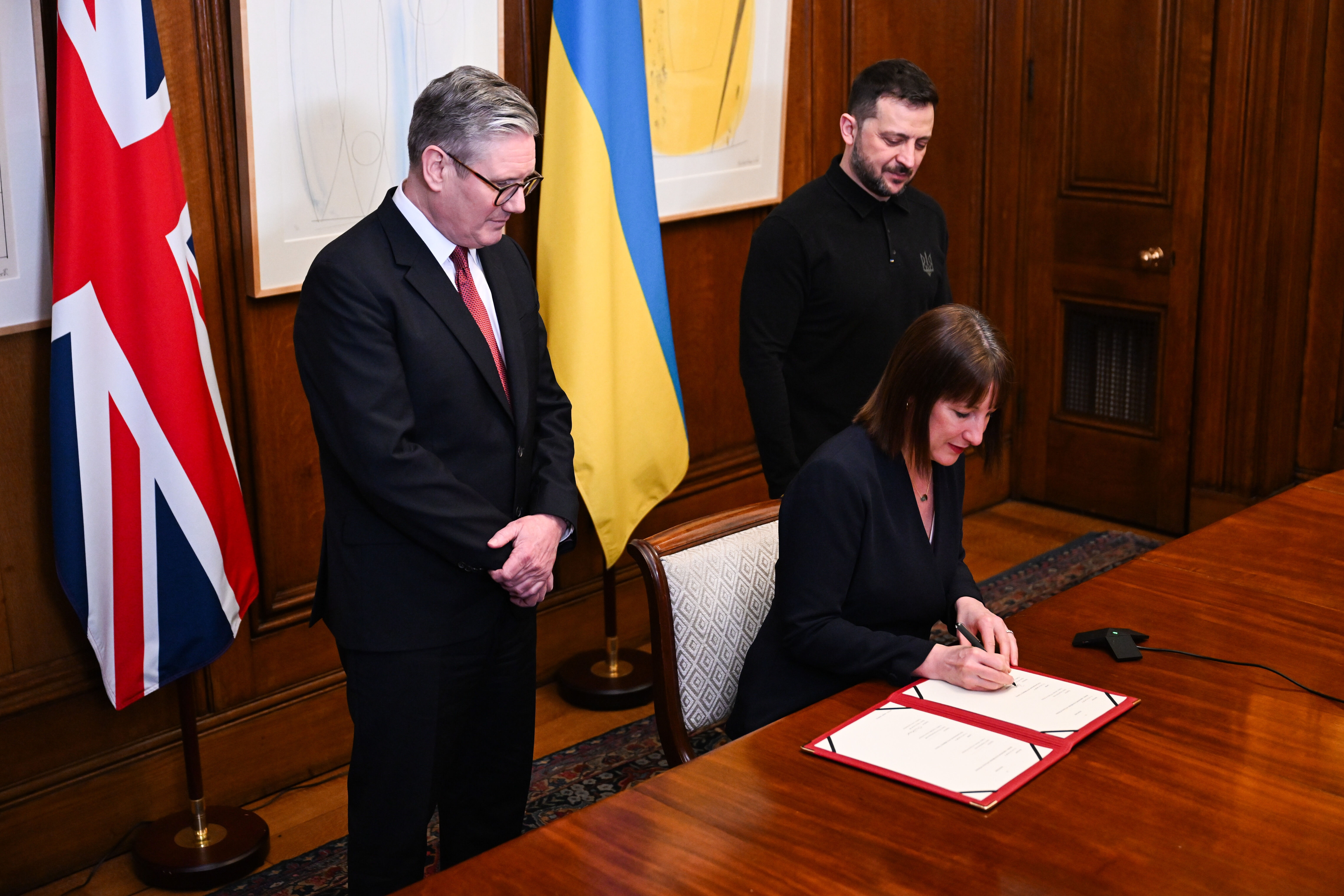 Trump'ın kovduğu Zelenskiy Londra'da umut buldu! Tam 2,74 milyar avroluk kredi açıldı Trump'ın kovduğu Zelenskiy Londra'da umut buldu! Tam 2,74 milyar avroluk kredi açıldı - 1. Resim