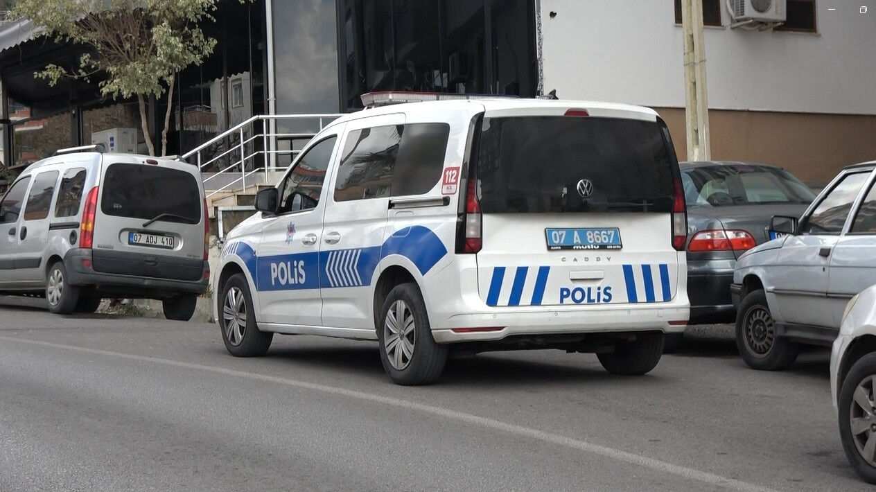 Alanya'da feci olay! Pencereye çıkan kadın 4. kattan düştü Alanya'da feci olay! Pencereye çıkan kadın 4. kattan düştü - 2. Resim