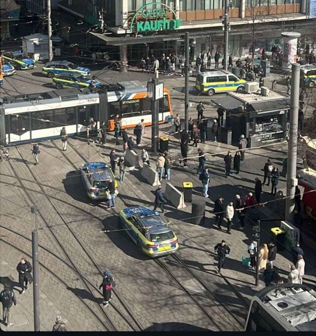 Almanya'da bir araç kalabalığın arasına daldı! 2 kişi hayatını kaybetti, 25 yaralı var! Almanya’da dehşet! Araç yayaların arasına daldı: Ölü ve yaralılar var - 2. Resim