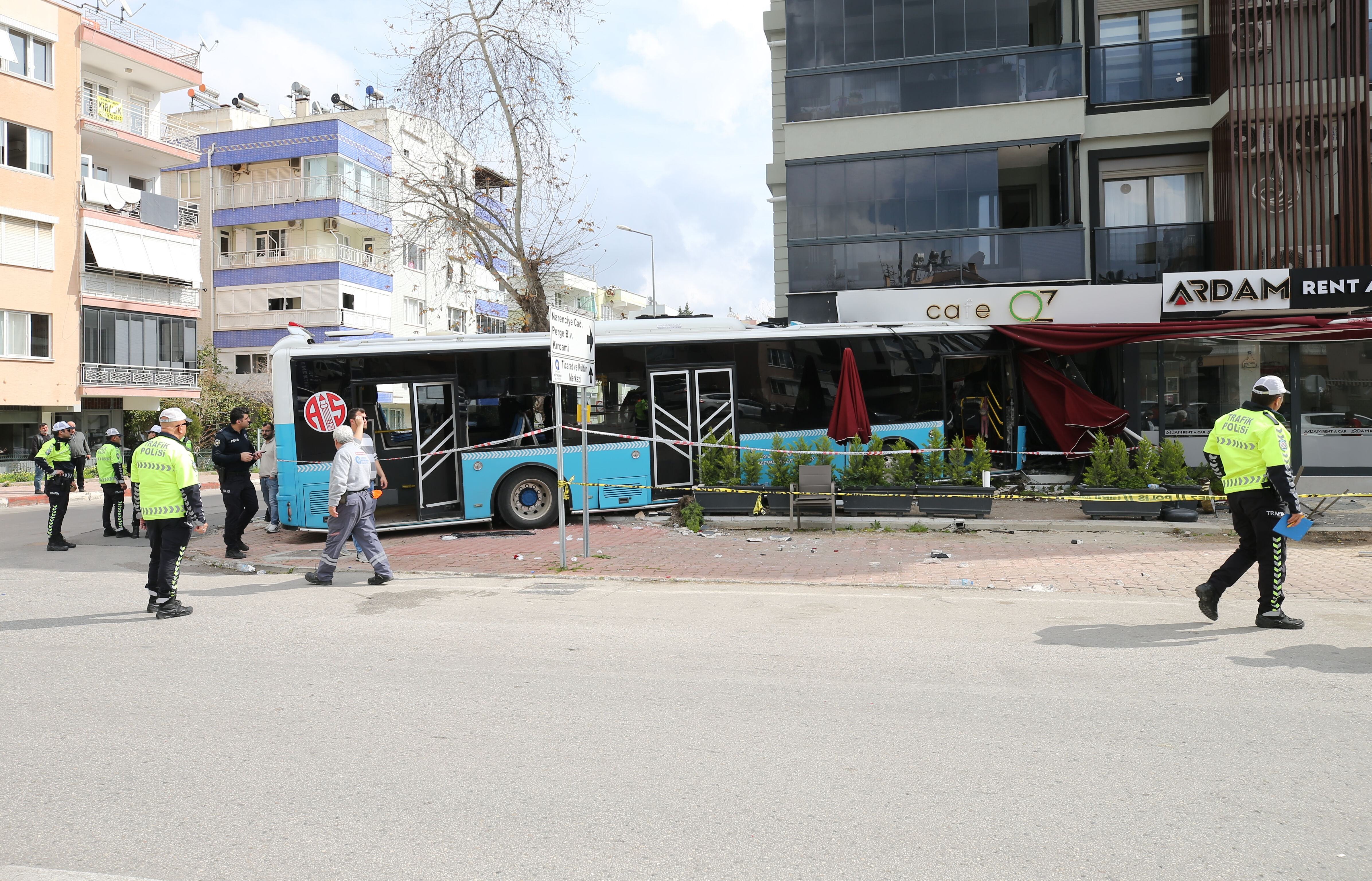 Antalya'da feci kaza! Kontrolden çıkan belediye otobüsü kafeye girdi - 2. Resim
