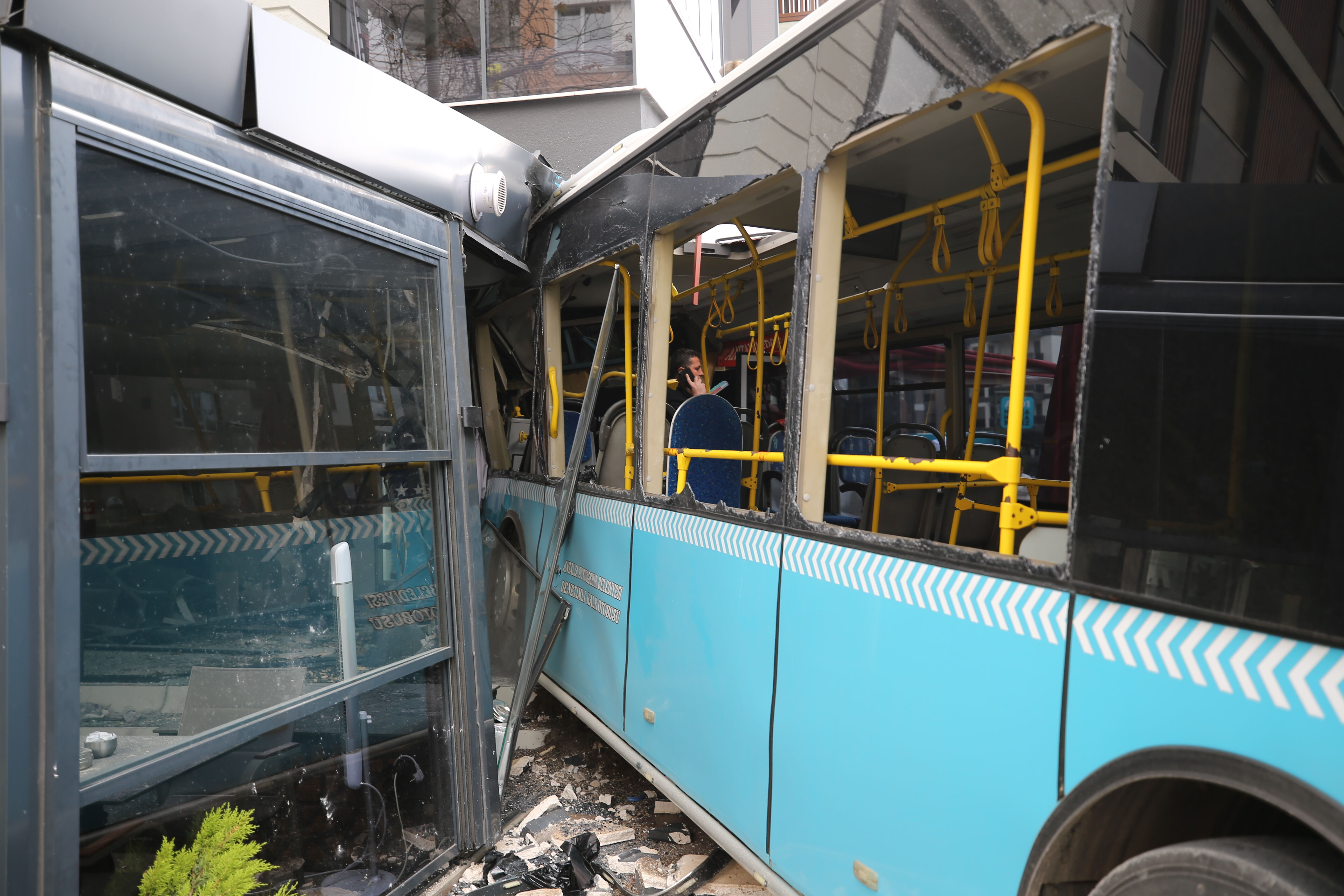 Antalya'da feci kaza! Kontrolden çıkan belediye otobüsü kafeye girdi - 1. Resim