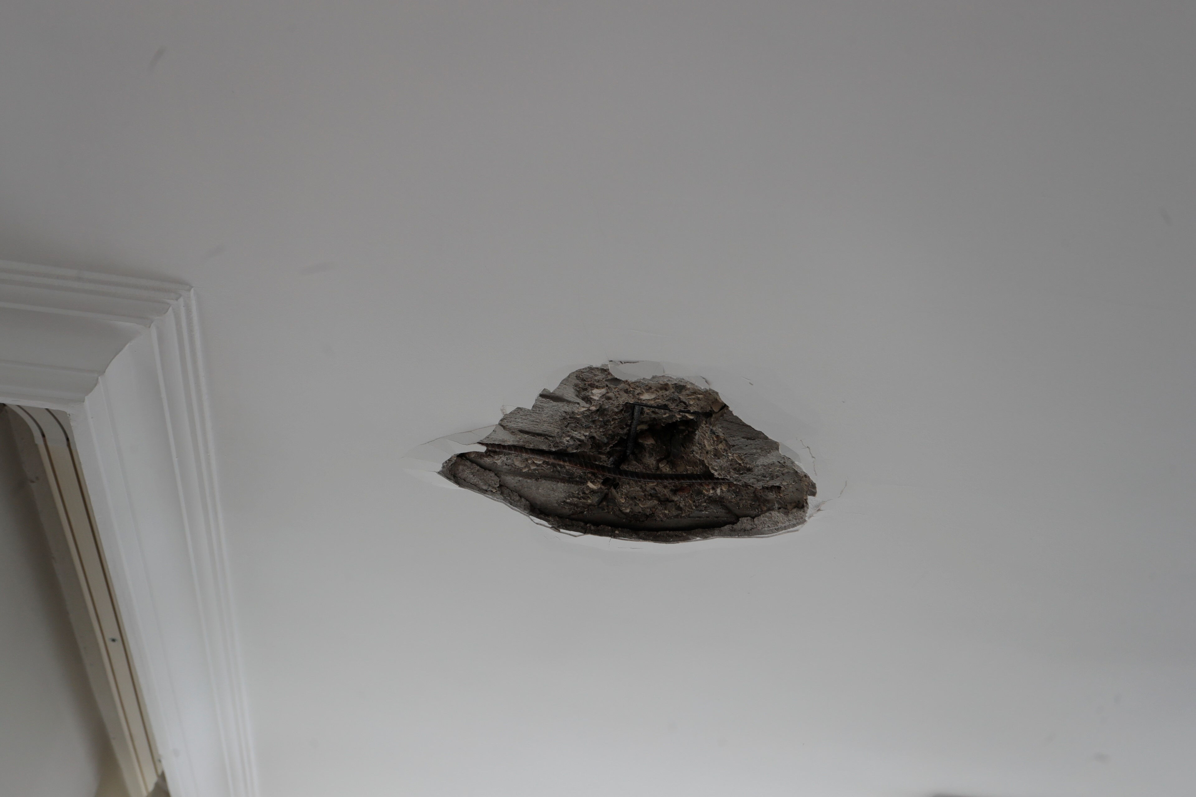 Antalya'da yıldırım korkusu! Apartmana düşüp bomba gibi patladı - 1. Resim