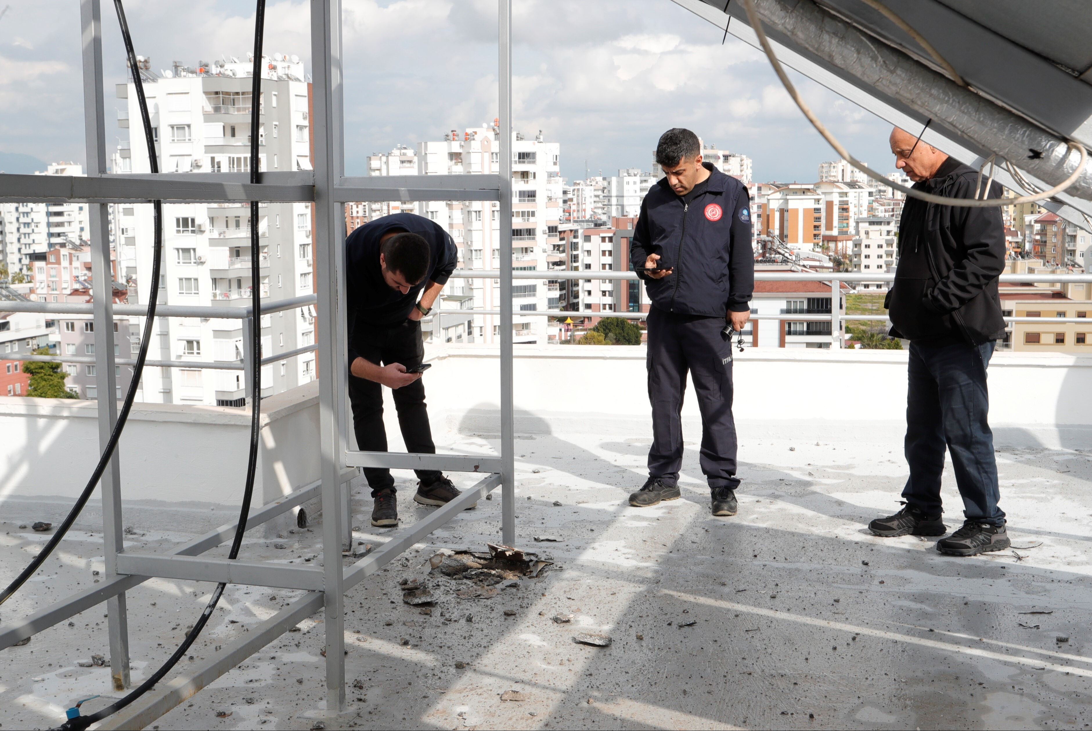 Antalya'da yıldırım korkusu! Apartmana düşüp bomba gibi patladı - 3. Resim