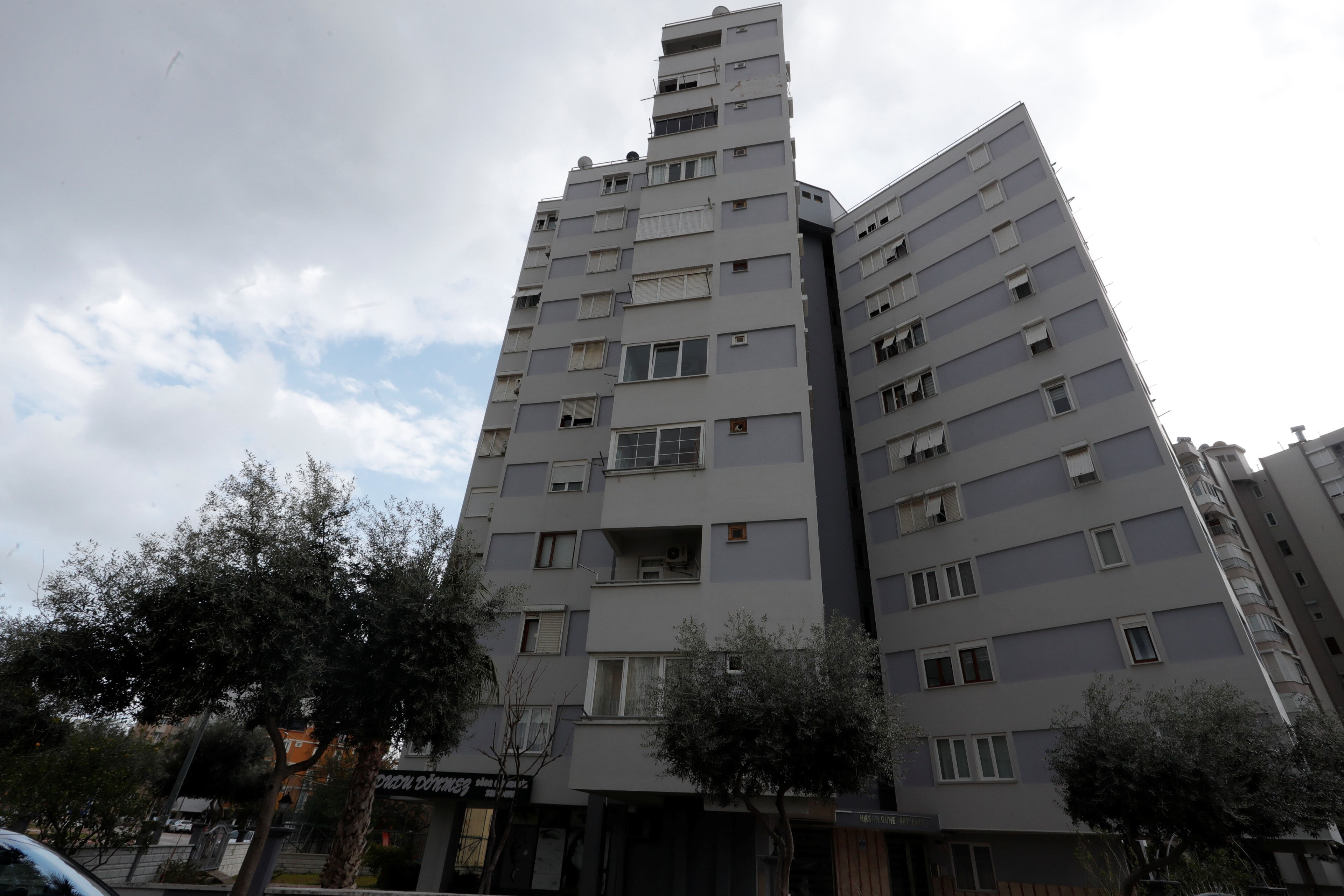 Antalya'da yıldırım korkusu! Apartmana düşüp bomba gibi patladı - 2. Resim